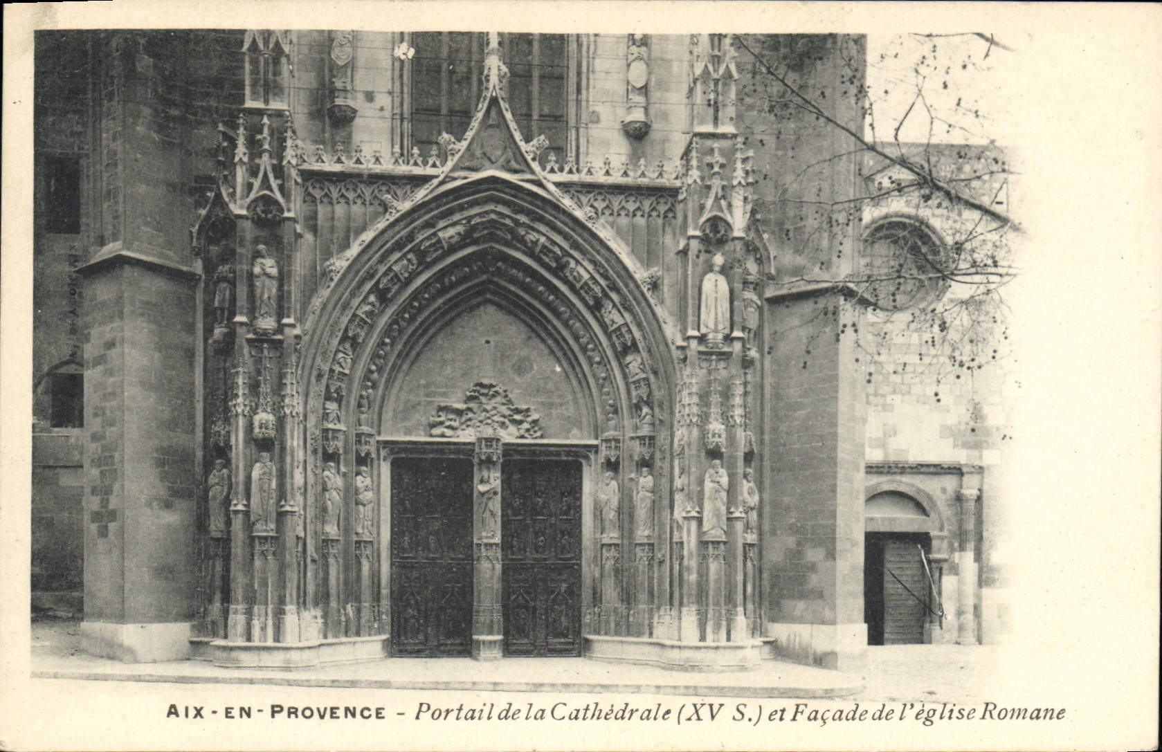 CPA Aix en Provence Portail de la Cathedrale XV S et Facade de l'eglise Romane 