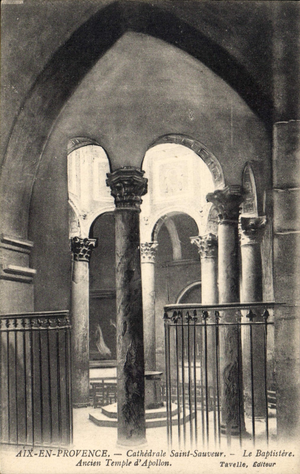 CPA Aix en Provence Cathedrale Saint Sauveur le Baptistere Ancien Temple d'Apollon 