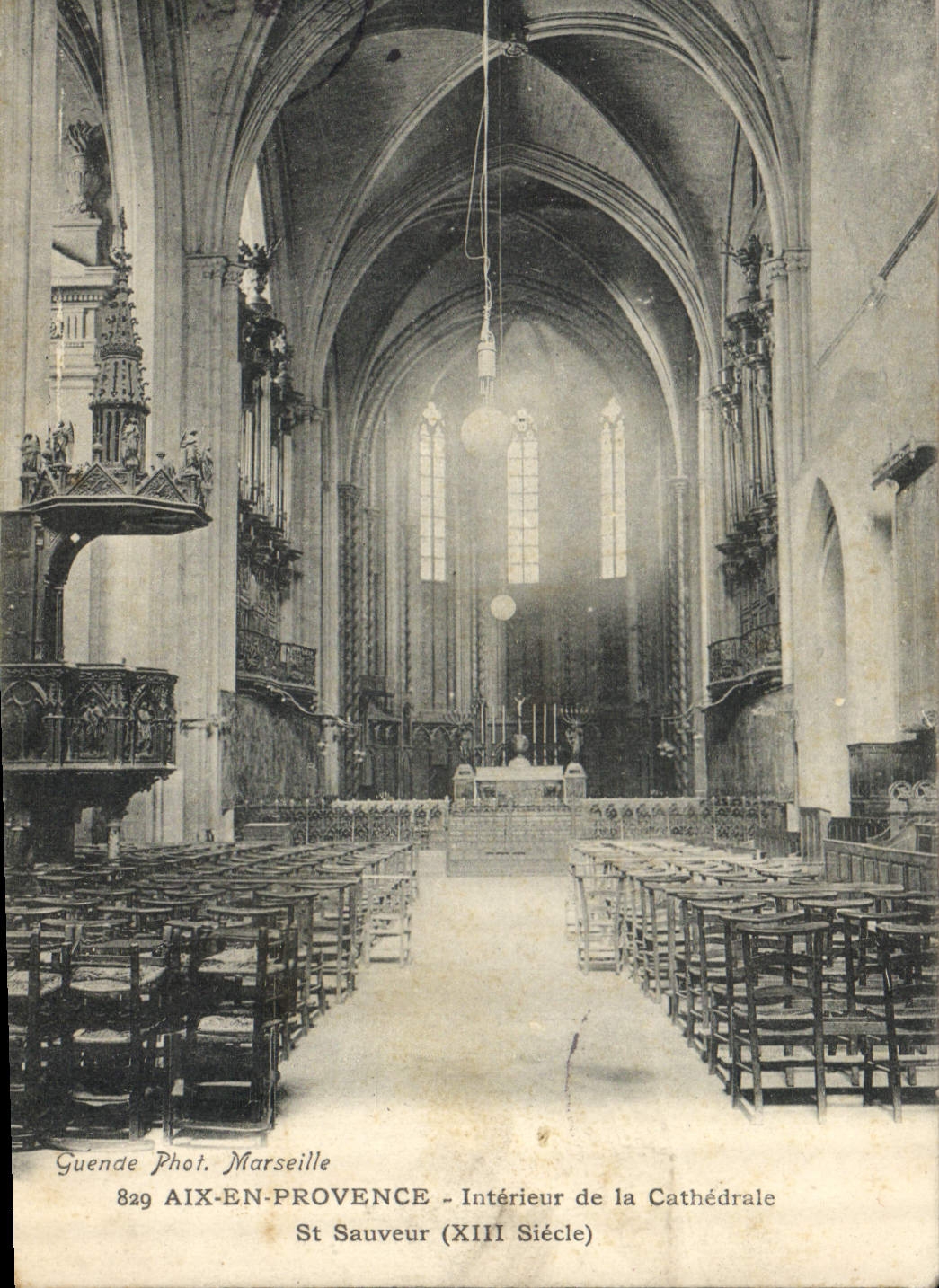 CPA Aix en Provence Interieur de la Cathedrale St Sauveur XIII siecle