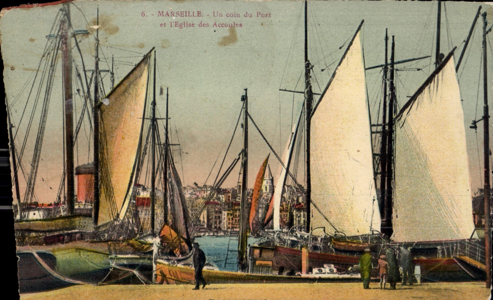 CPA Marseille un Coin du Port et l'eglise des Accoules Bateaux