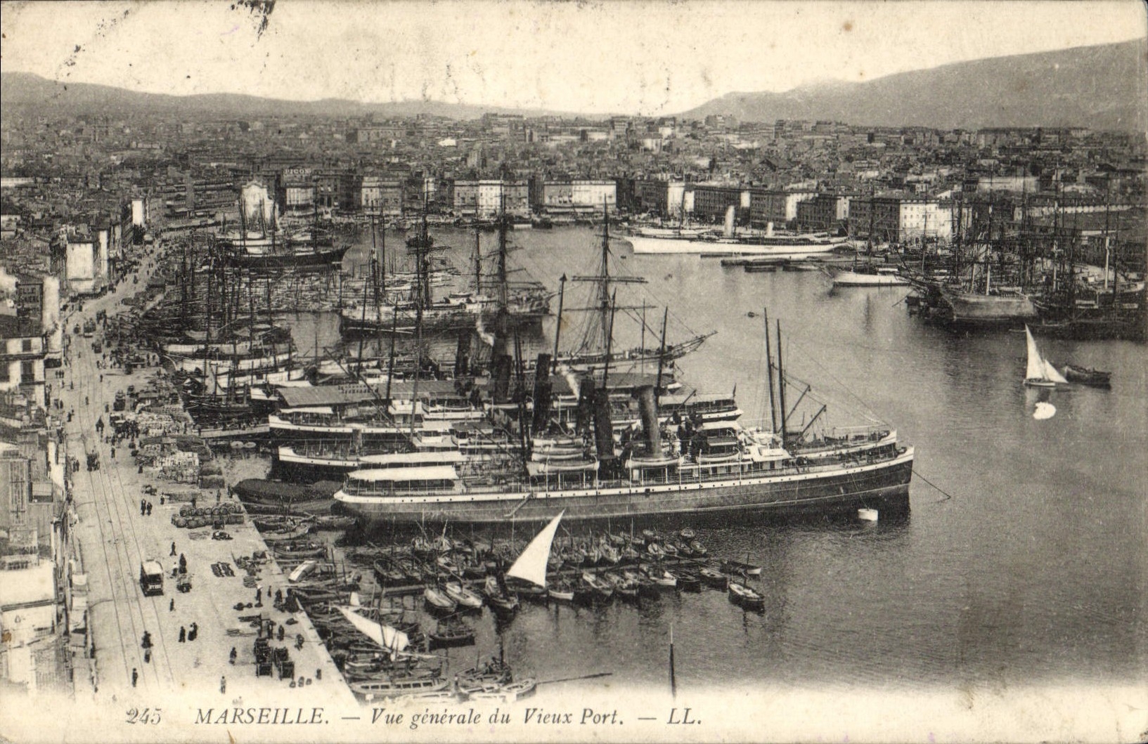 CPA Marseille vue generale du Vieux Port 