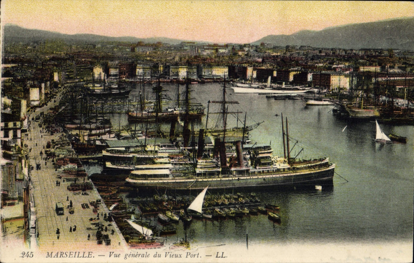 CPA Marseille vue generale du Vieux Port