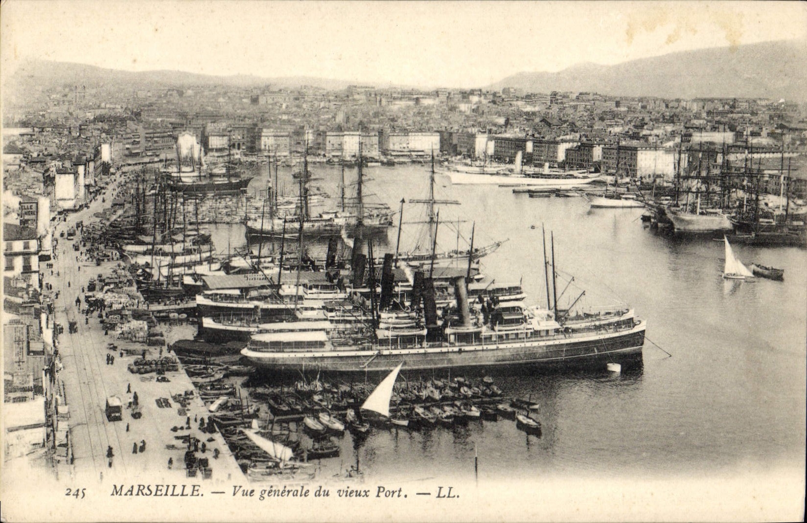 CPA Marseille vue generale du Vieux Port