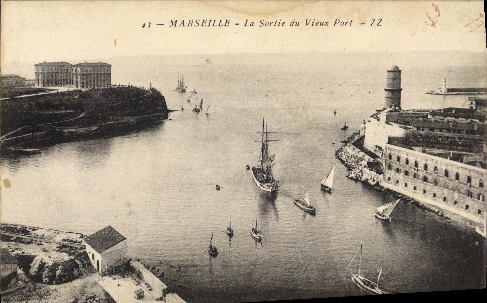 CPA Marseille la Sortie du Vieux Port 