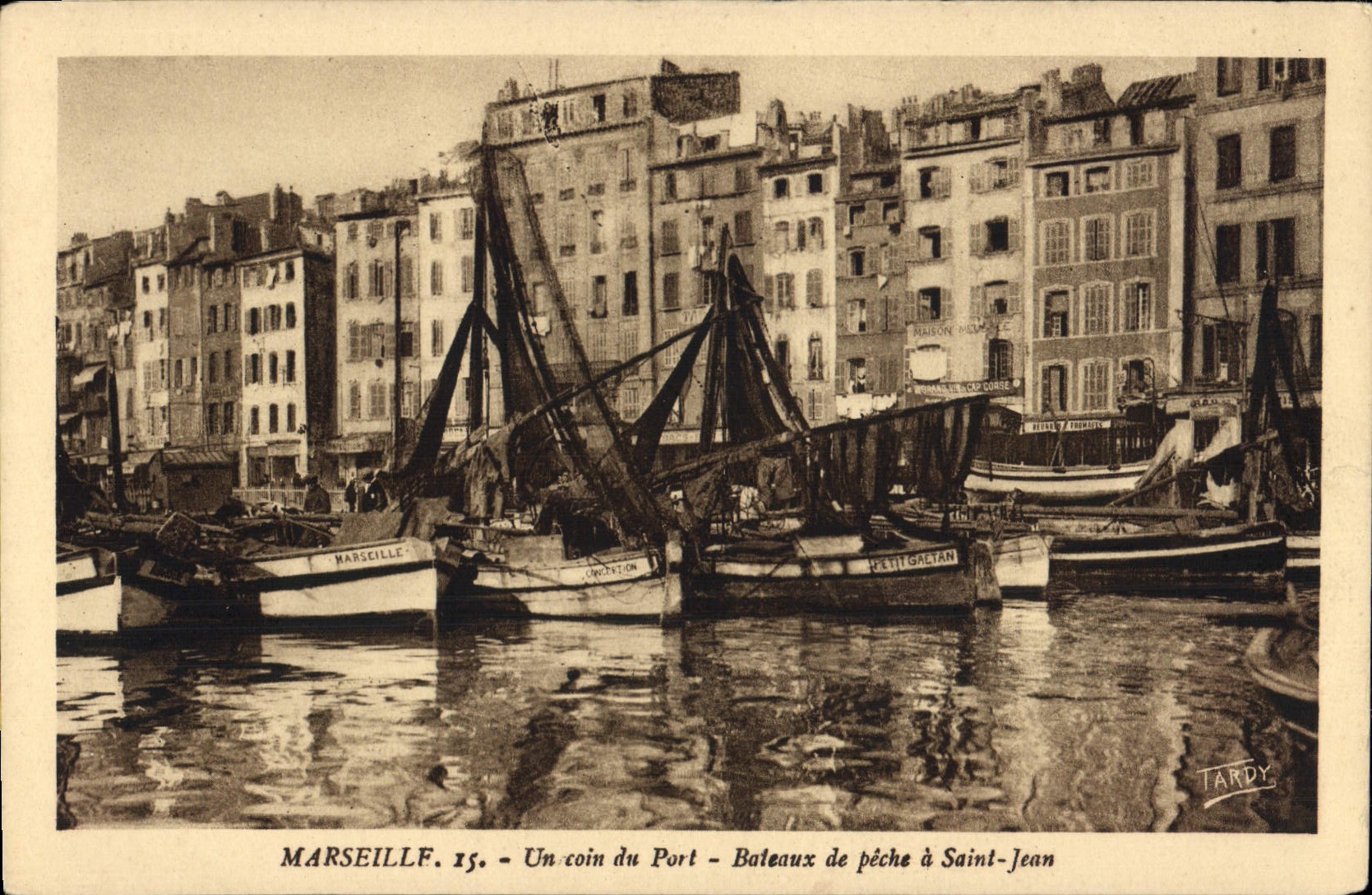 CPA Marseille Un Coin du Port Bateaux de Peche a Saint Jean