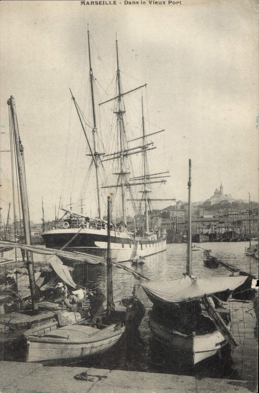 CPA Marseille Dans le Vieux Port 