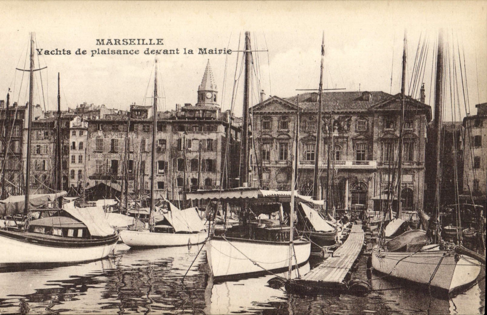CPA Marseille Yachts de plaisance devant la Mairie 