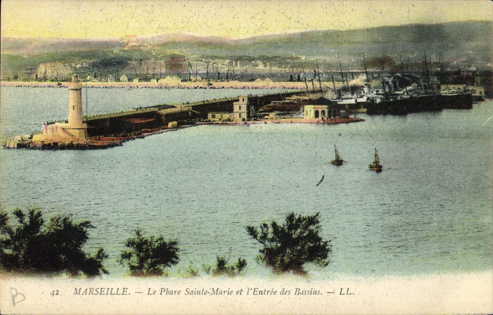 CPA Marseille le Phare Sainte Marie et l'entree des Bassins 
