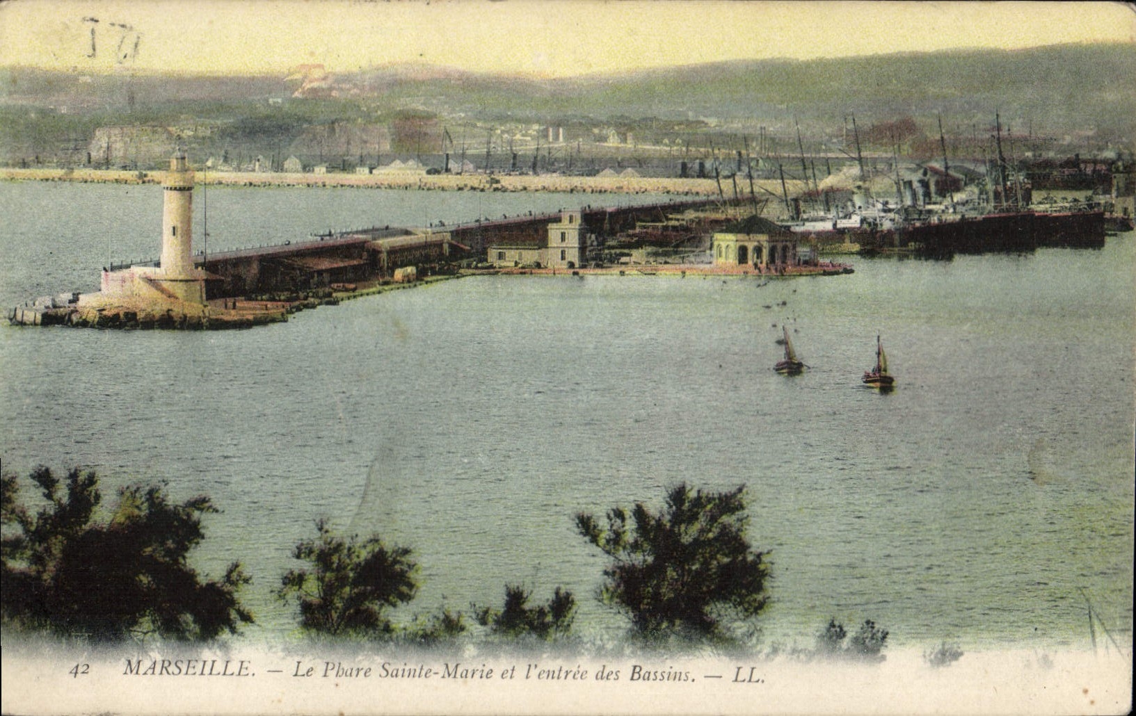 CPA Marseille le Phare Sainte Marie et l'entree des Bassins 