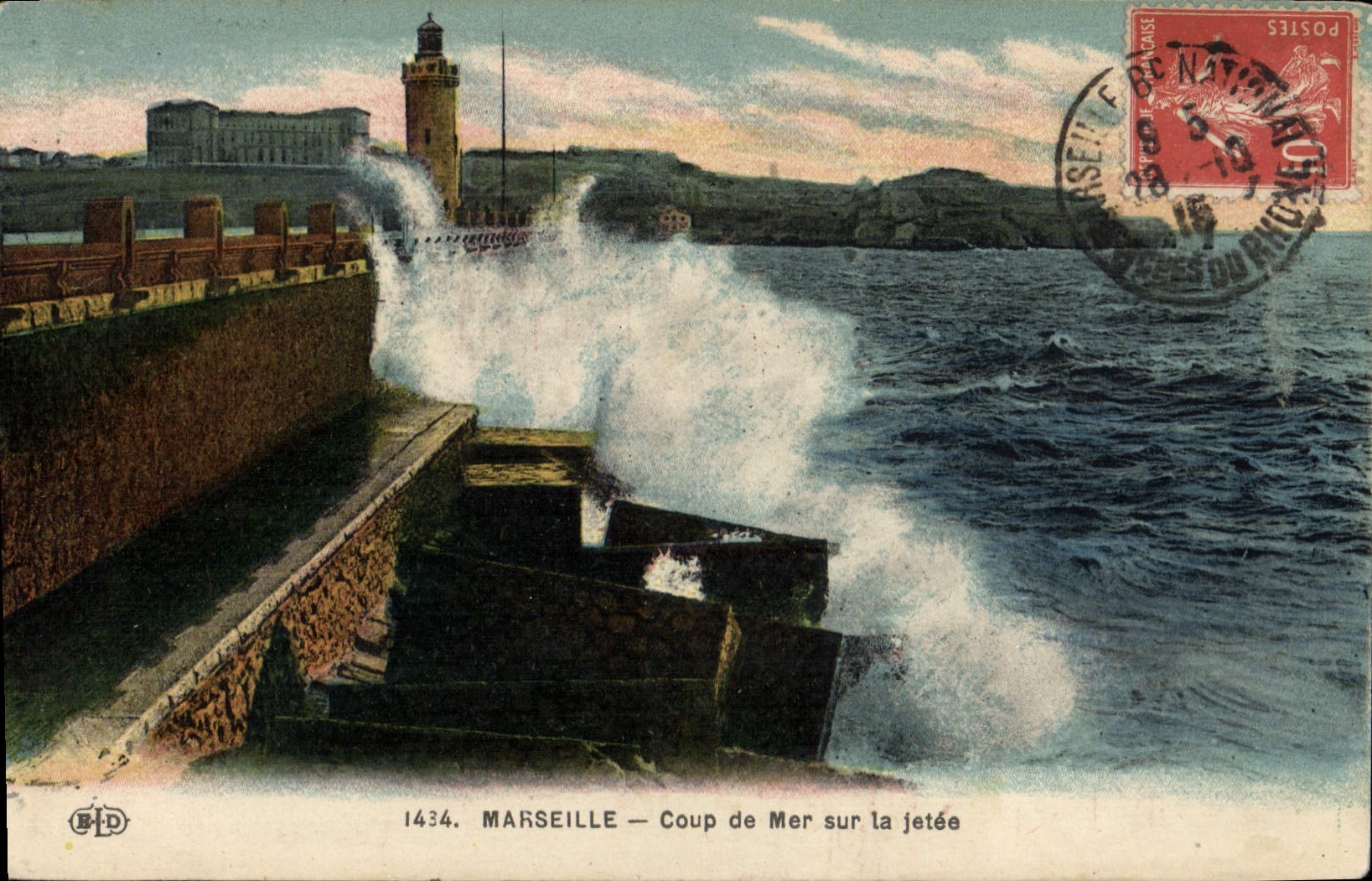 CPA Marseille Coup de Mer sur la Jetee 