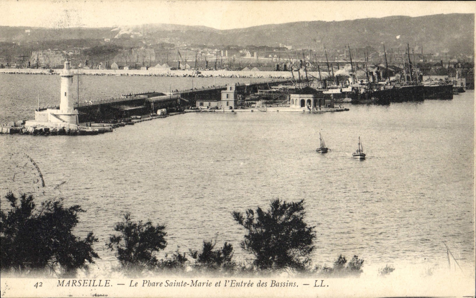 CPA Marseille Le Phare Sainte Marie et l'Entree des Bassins 