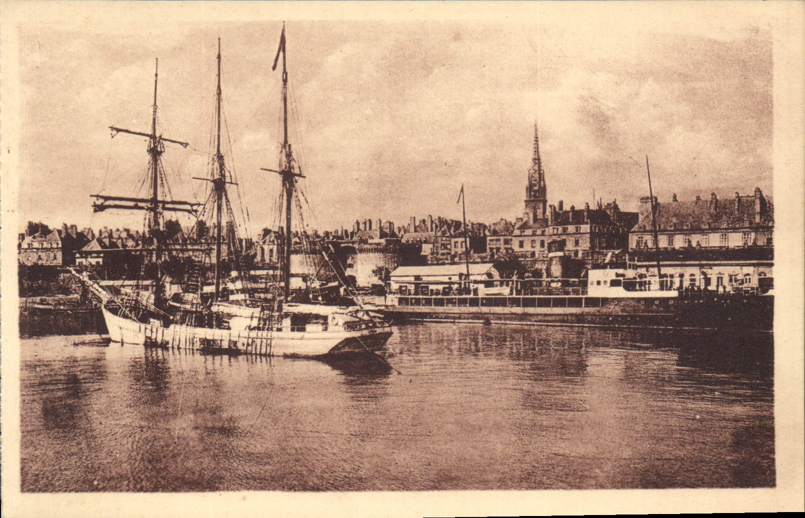 CPA Saint Malo L'Avant Port Bateau Voilier