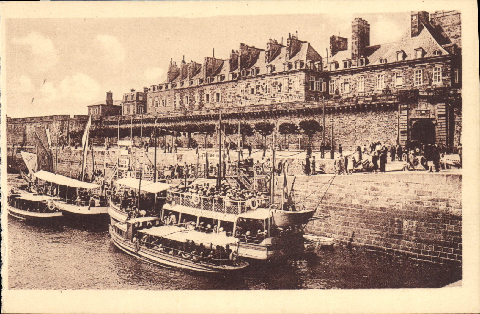 CPA Saint Malo La Calle de Dinan Embarcadere des Vedettes bateaux