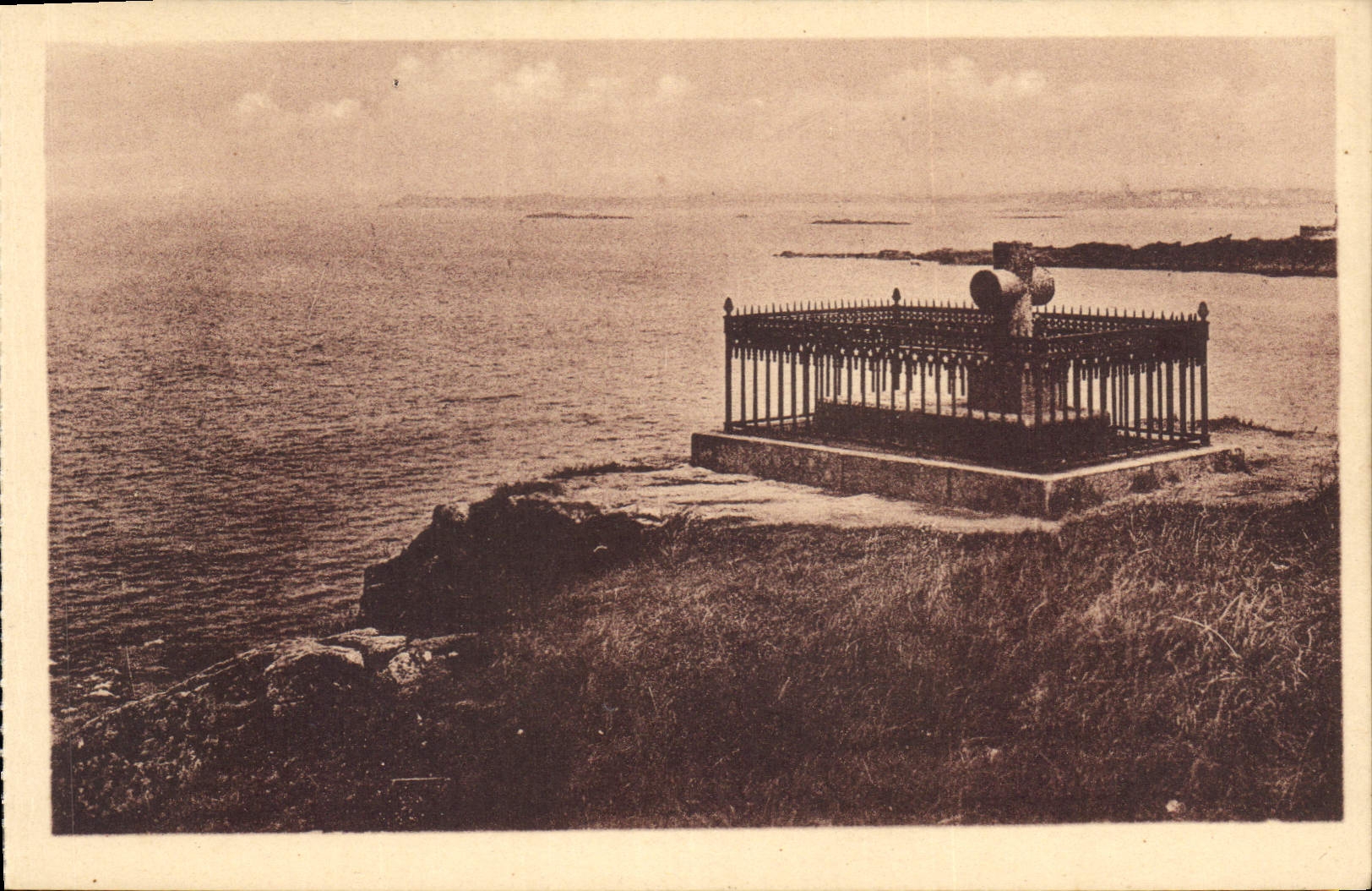CPA Saint Malo Le Tombeau de Chateaubriand 