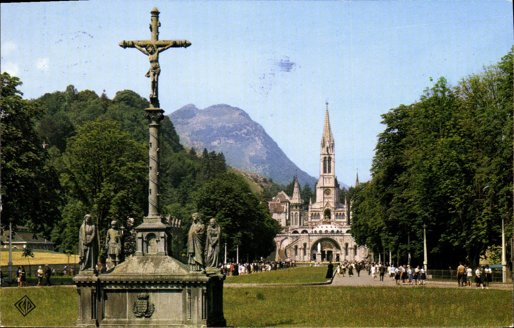 CPA Lourdes Hautes Pyrenees Le Calvaire breton et la Basilique 