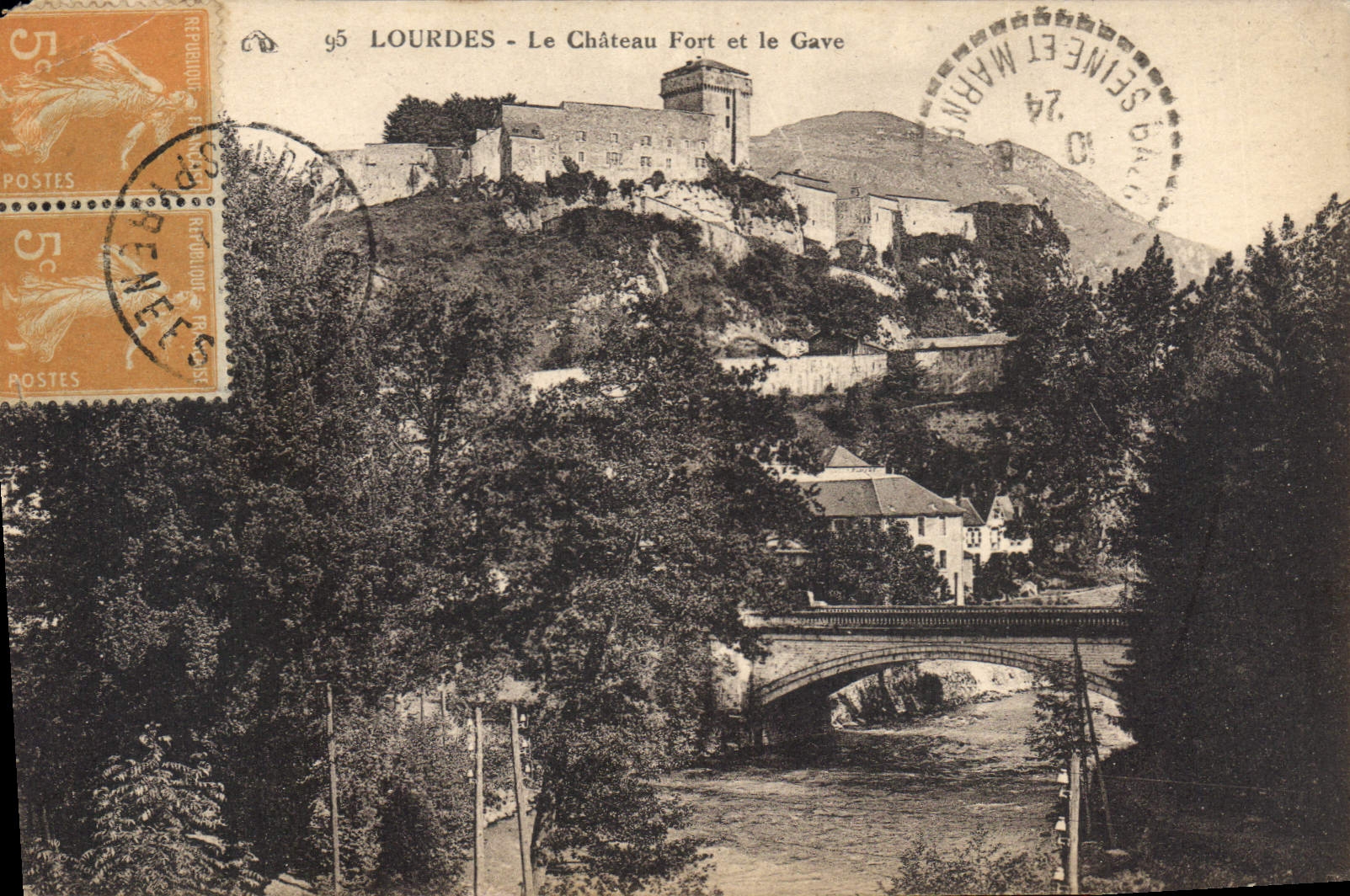 CPA Lourdes Le Chateau Fort et le Gave 