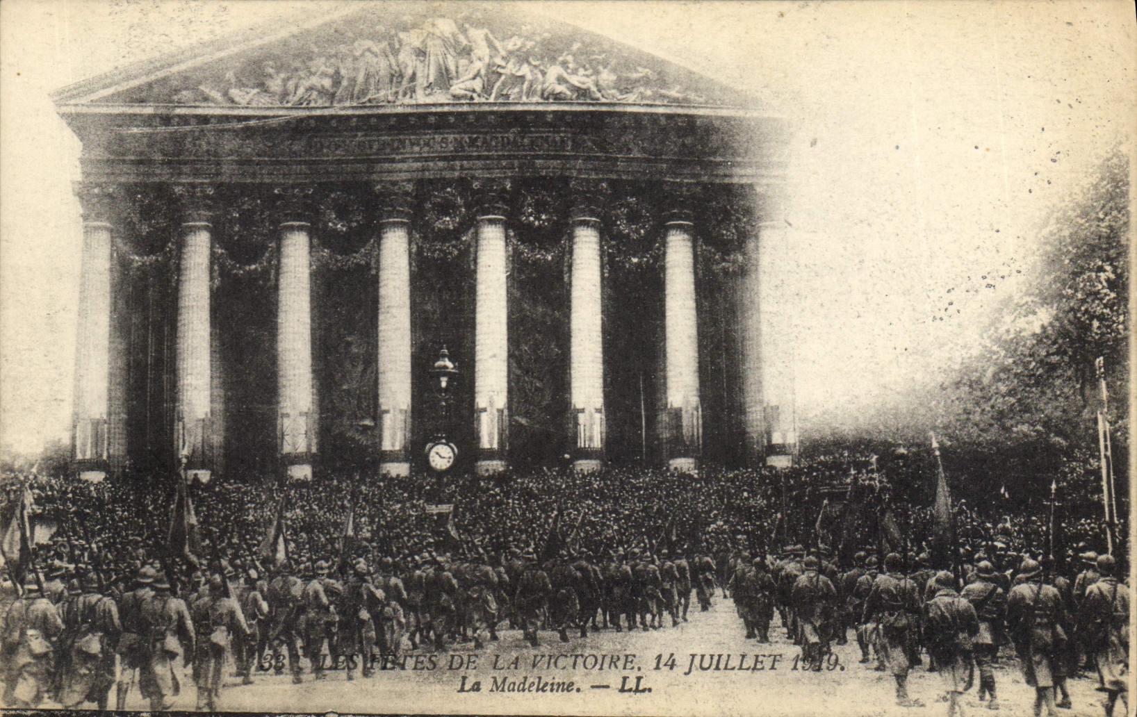 CPA Paris Fetes de la Victoire Militaria