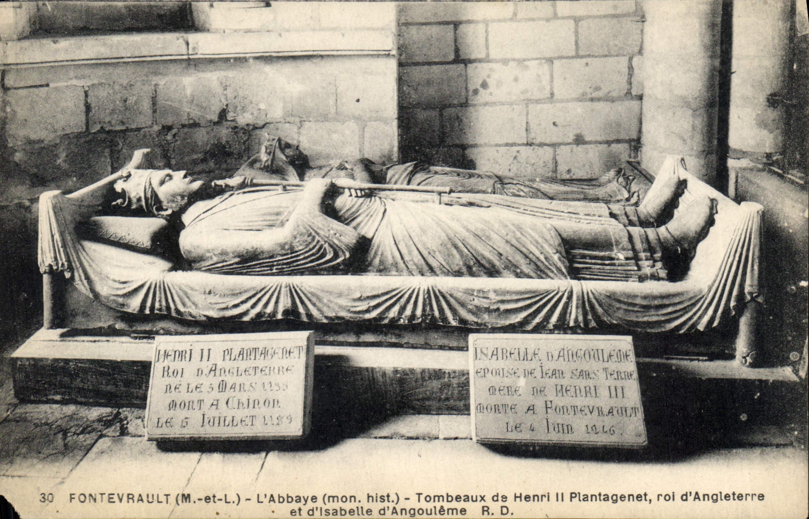 CPA Fontevrault M et L L'Abbaye Tombeaux de Henri II Plantagenet roi d'Angleterre et d'Isabelle d'An