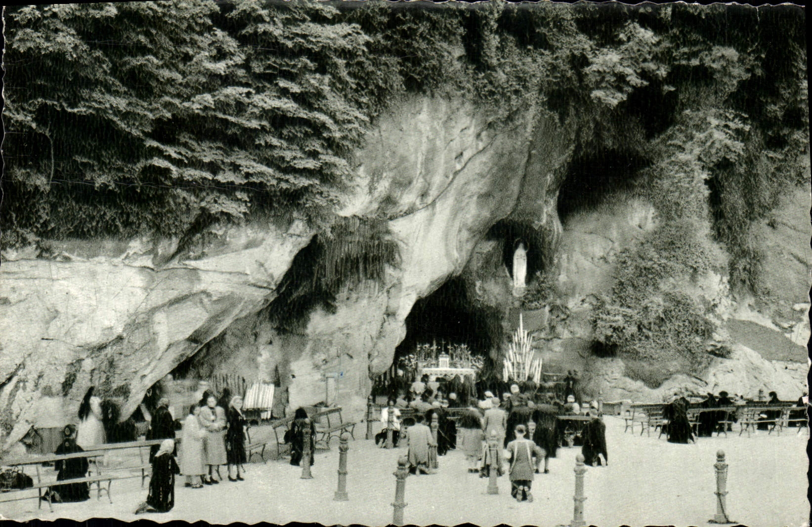 CPA Lourdes La Grotte miraculeuse 