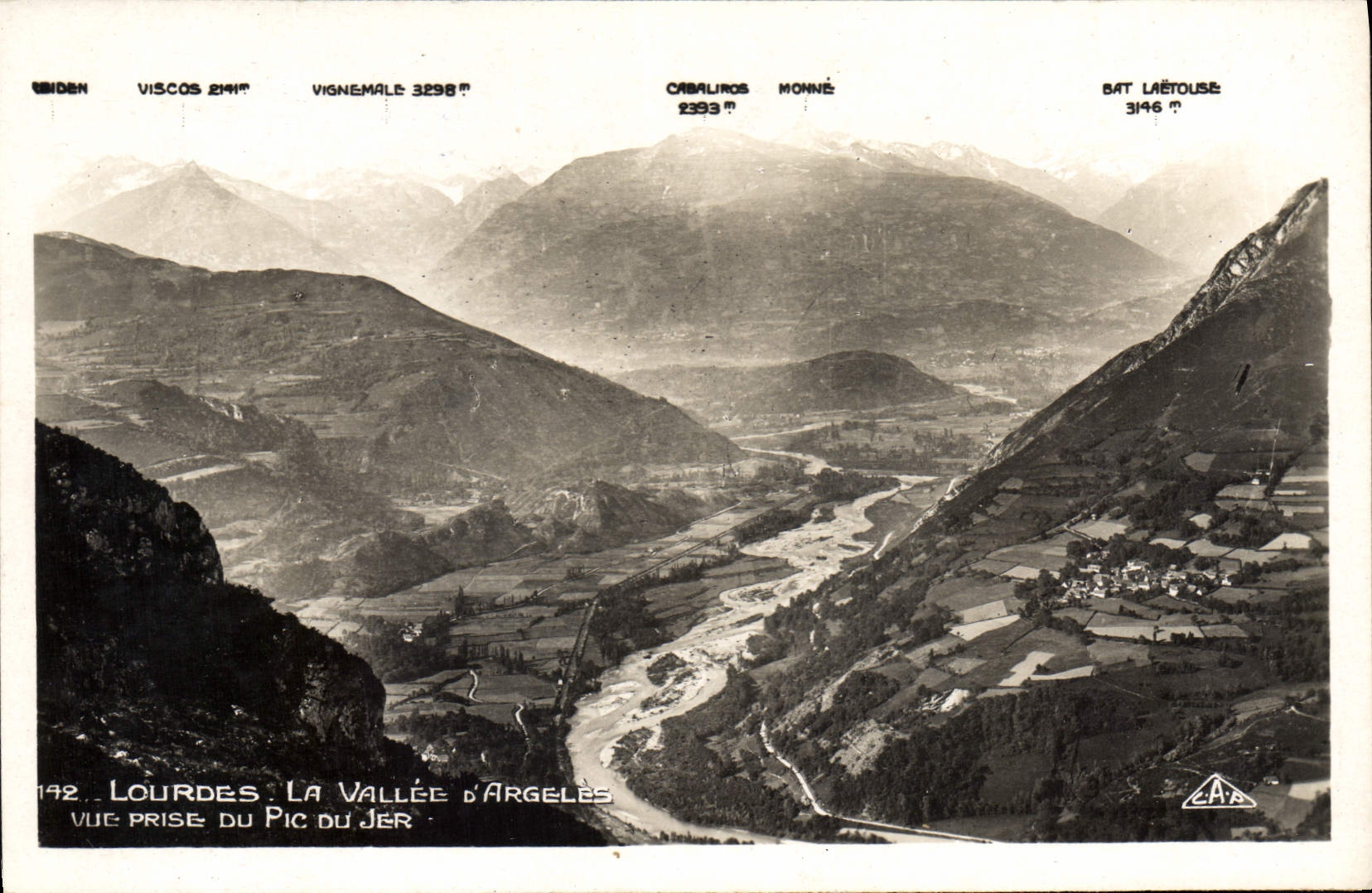 CPA Lourdes La Vallee d'Argeles vue prise du Pic du Jer 