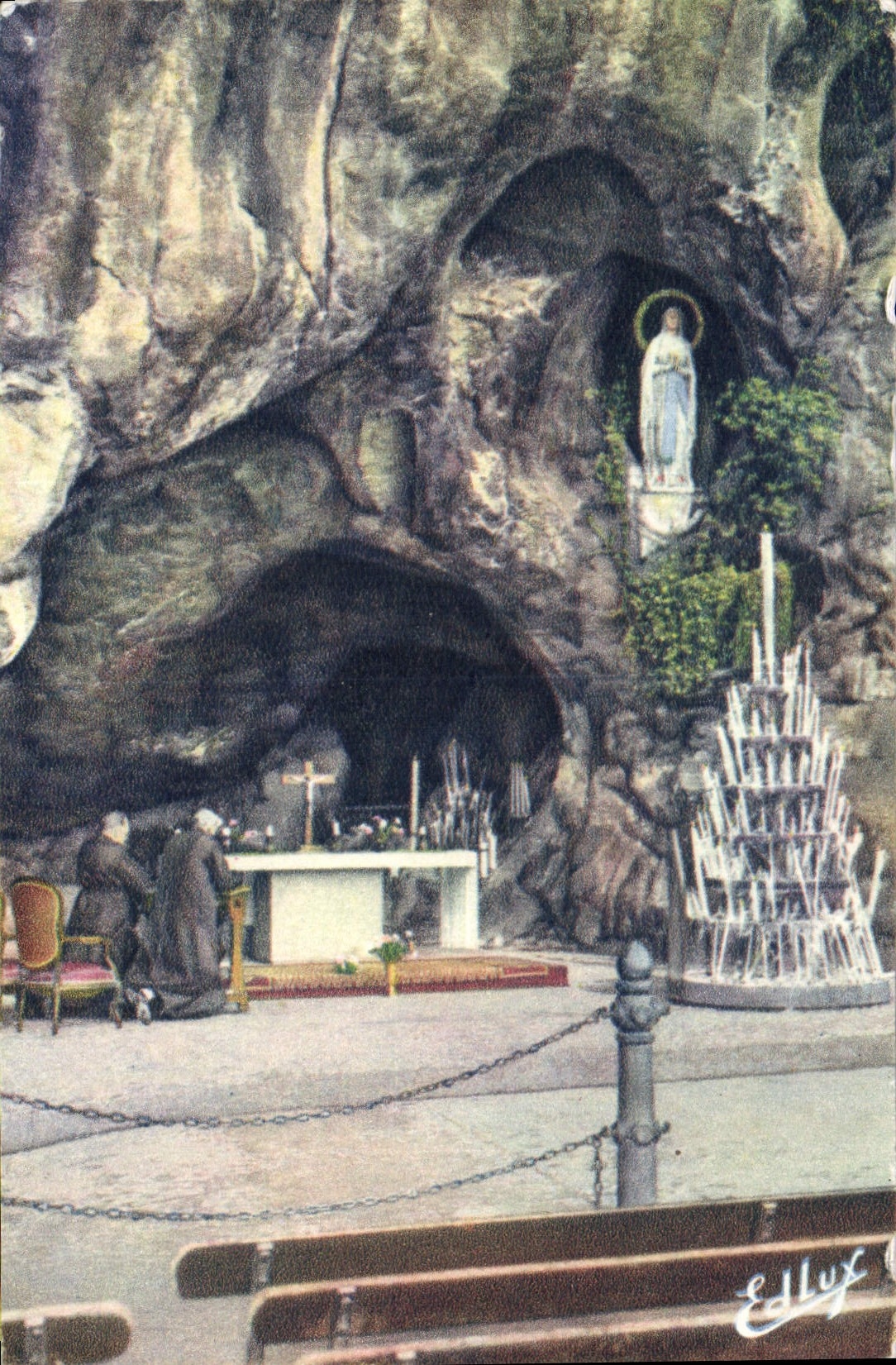 CPA Lourdes La Grotte Miraculeuse dont le nouvel Autel en marbre des Pyrenees 