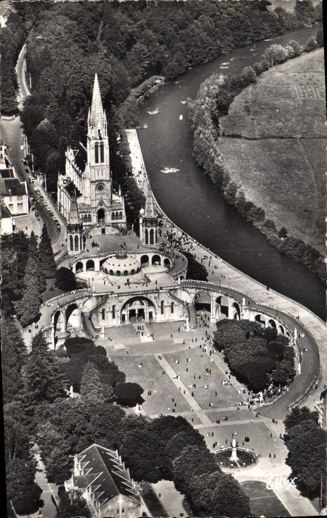 CPA Lourdes Vue aerienne sur la Basilique et la Gave 
