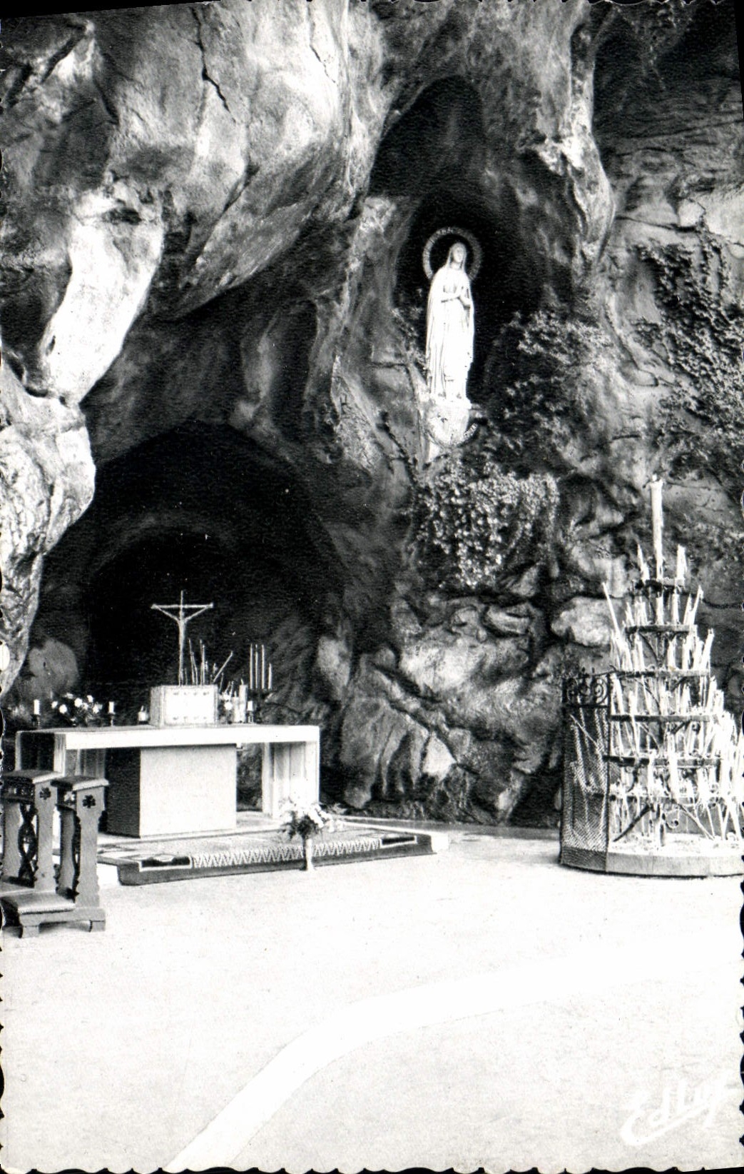 CPA Lourdes La Grotte Miraculeuse dont le nouvel en marbre des Pyrenees 