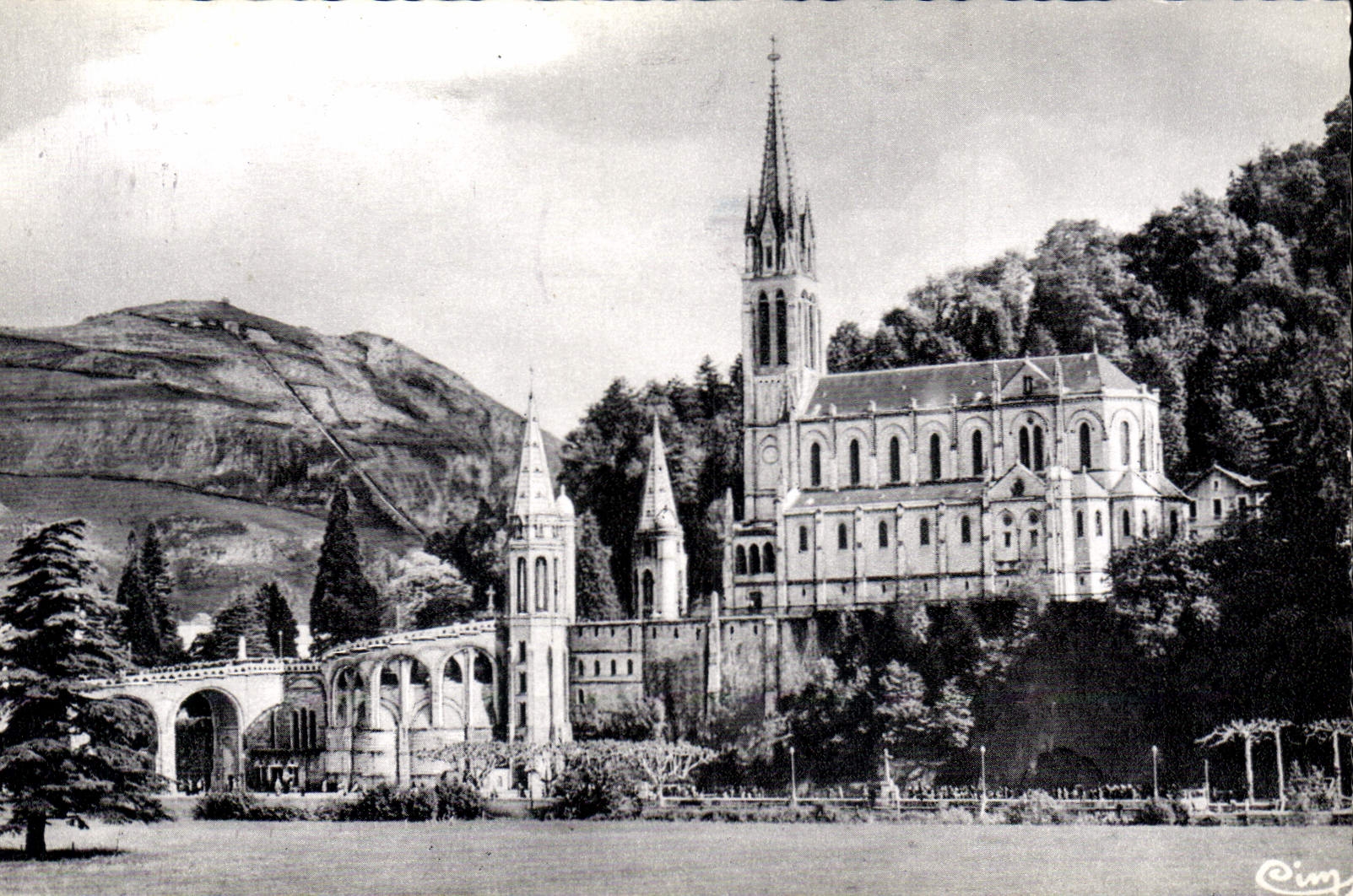 CPA Lourdes Htes Pyres La Basilique et le Pic du Jer 