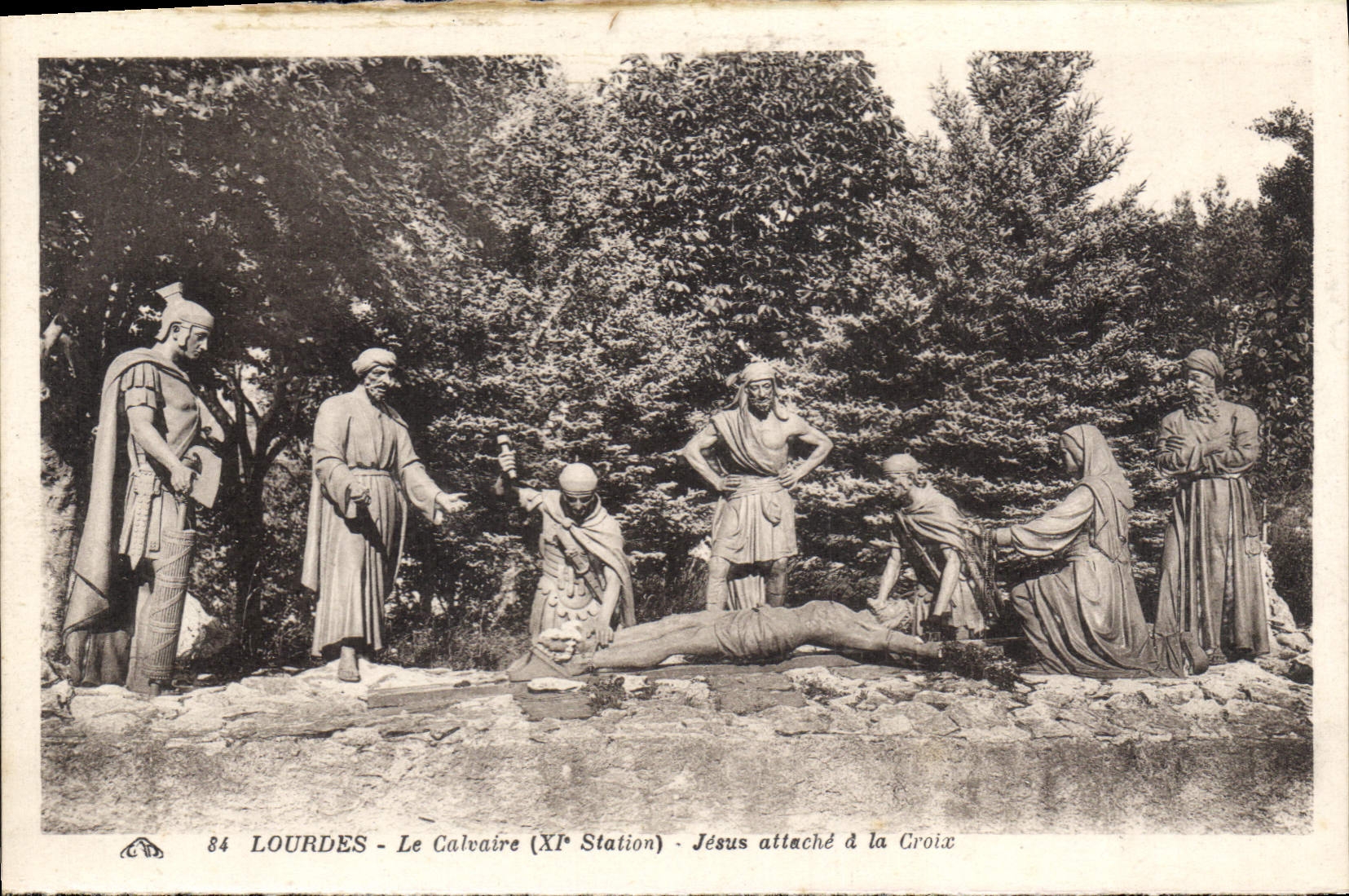 CPA Lourdes Le Calvaire Jesus attache d la Croix 
