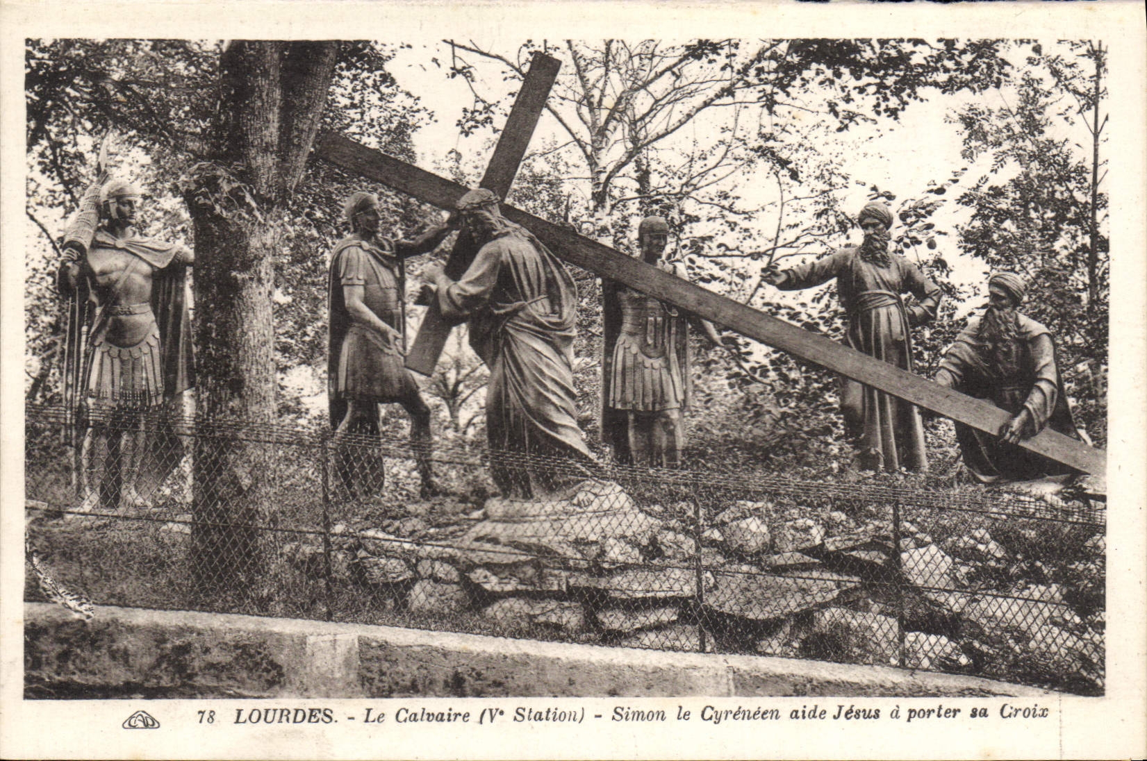 CPA Lourdes Le Calvaire Simon le Cyreneen aide Jesus a porter sa Croix 
