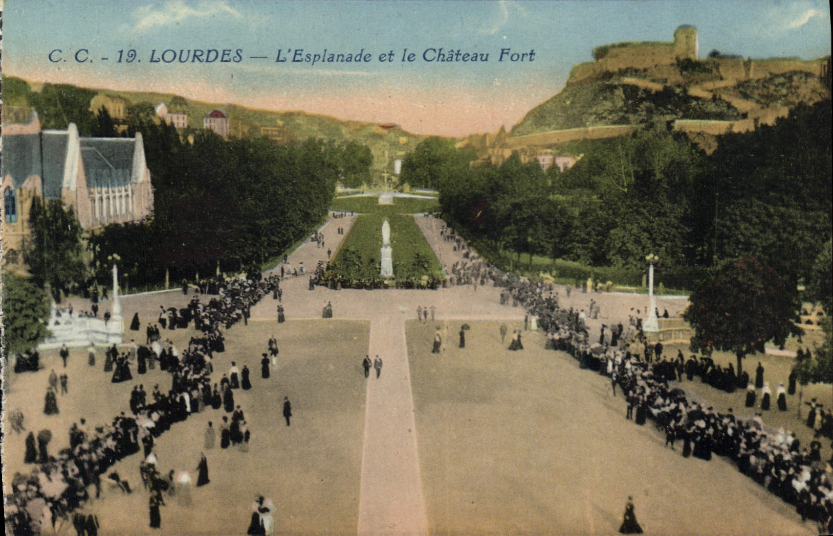 CPA Lourdes L'Esplanade et le Chateau Fort 