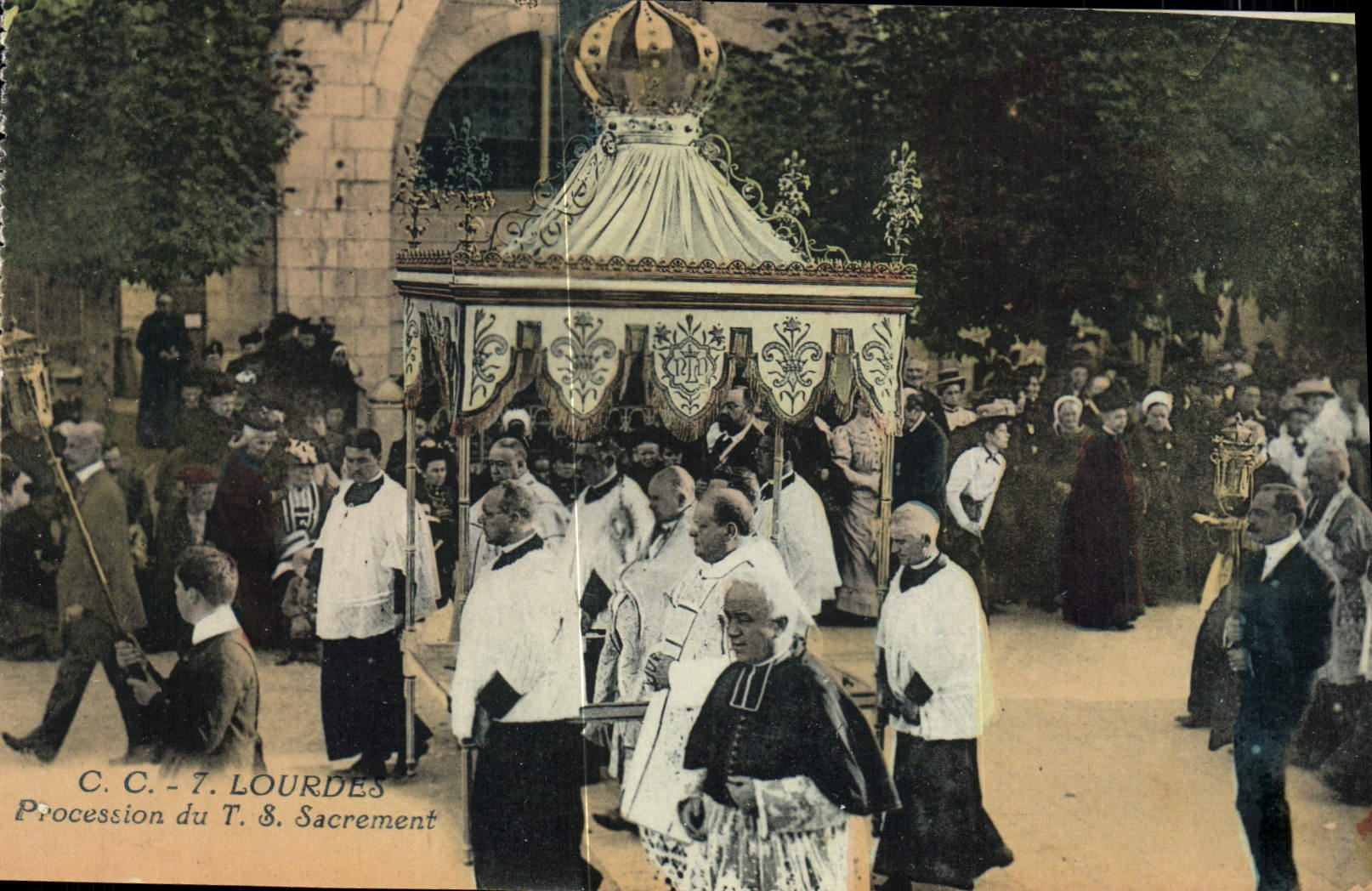 CPA Lourdes Procession du T S Sacrement 