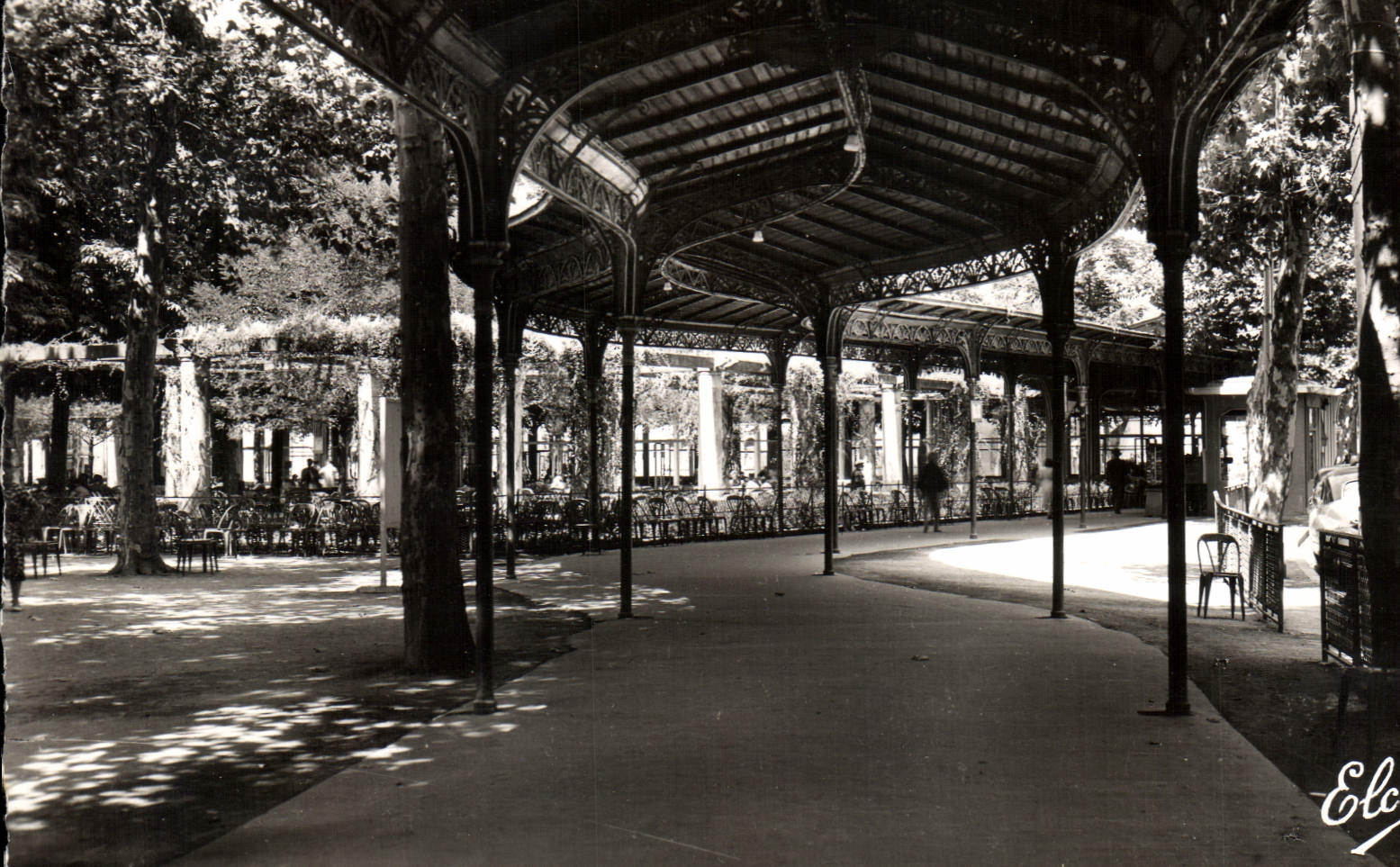 CPA Vichy Allier Galorie Couverte et la Pergola dans le Parc des Sources 