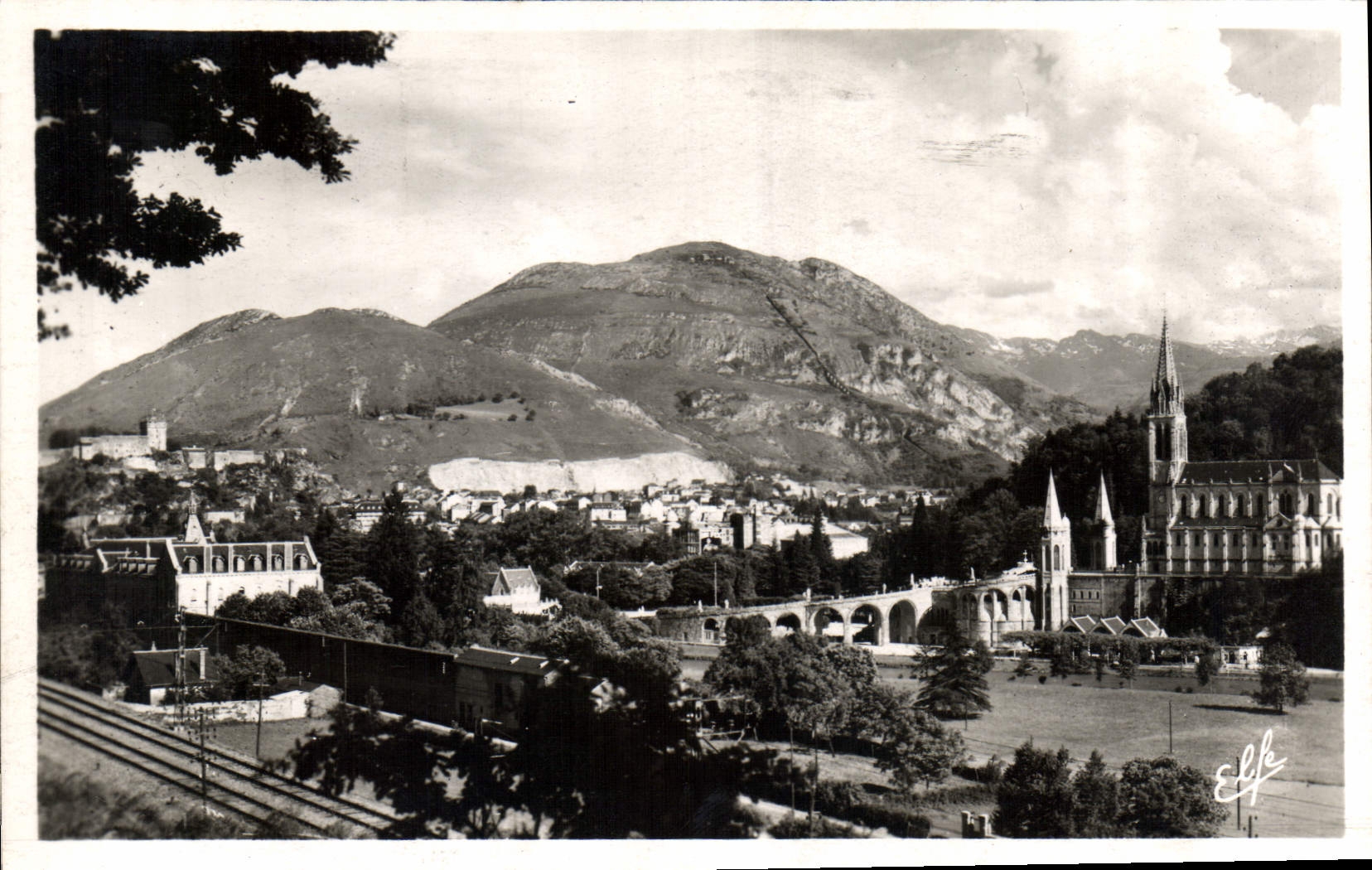 CPA Lourdes La Basilique et le Pic du Jer