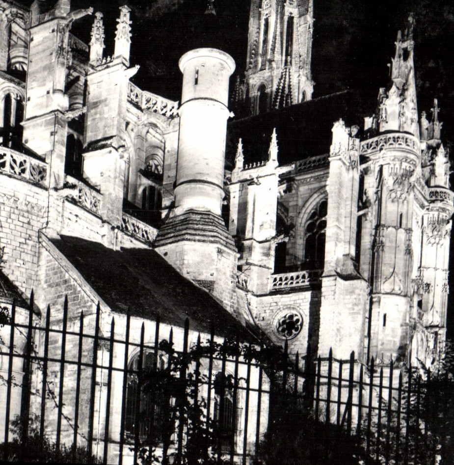 CPA Senlis Oise L'Abside de la Cathedrale vue de nuit
