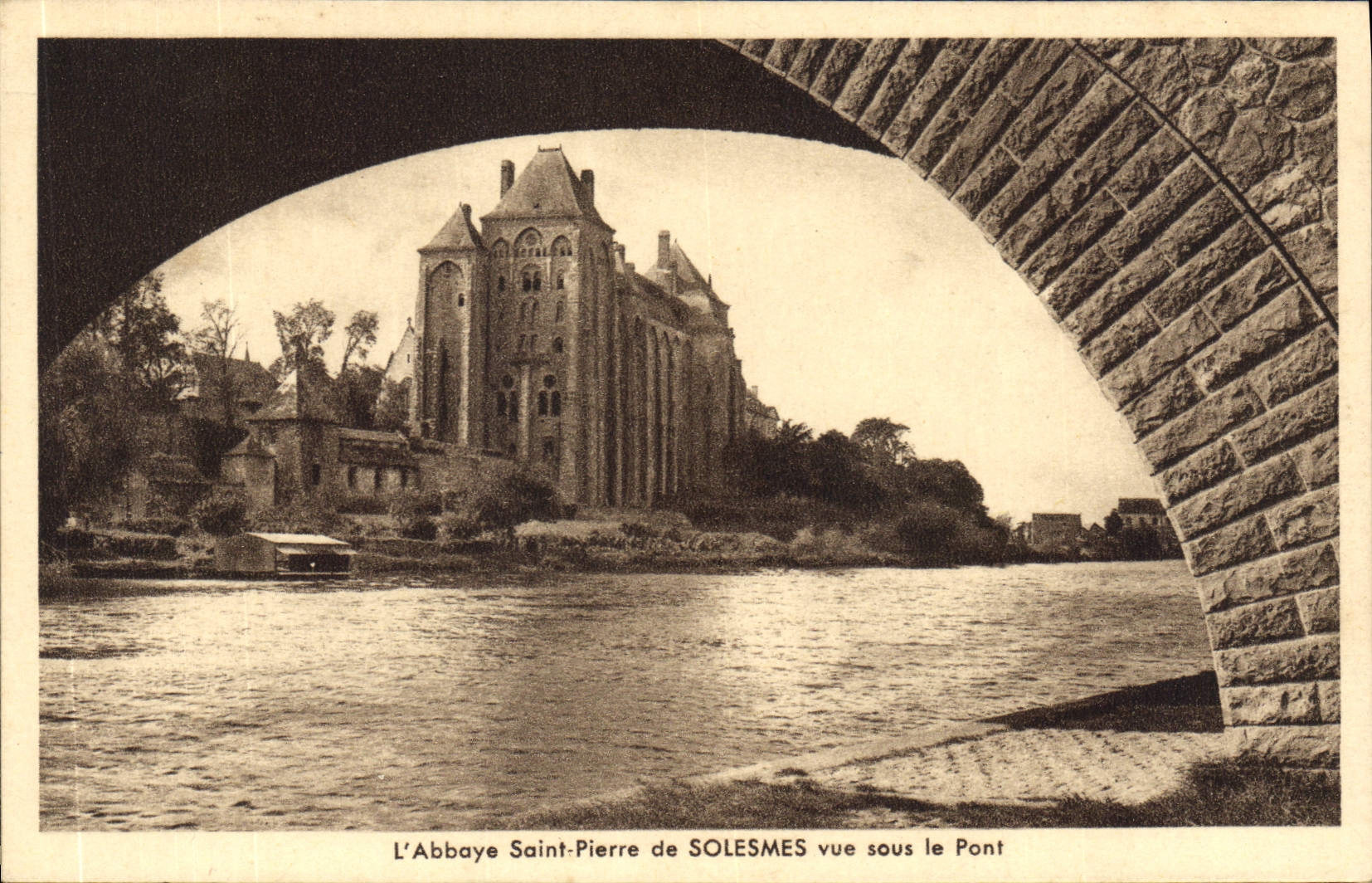 CPA L'Abbaye Saint Pierre de Solesmes vues sous le Pont