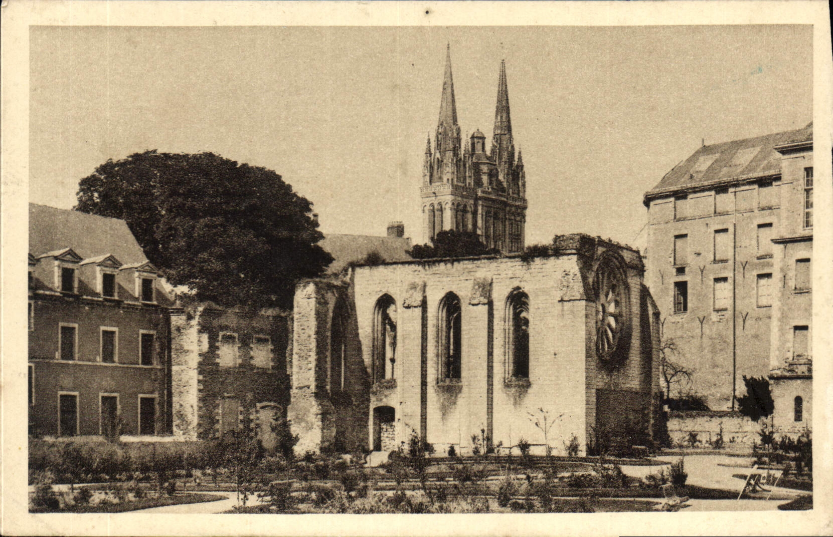 CPA Angers Maine et Loire Les ruines Toussaint et la cathedrale Saint Maurice 