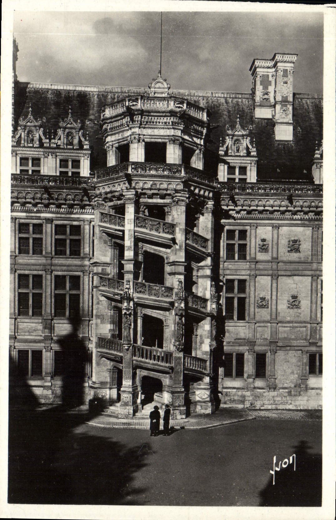 CPA Blois Loir et Cher Le Chateau escalier Francois 