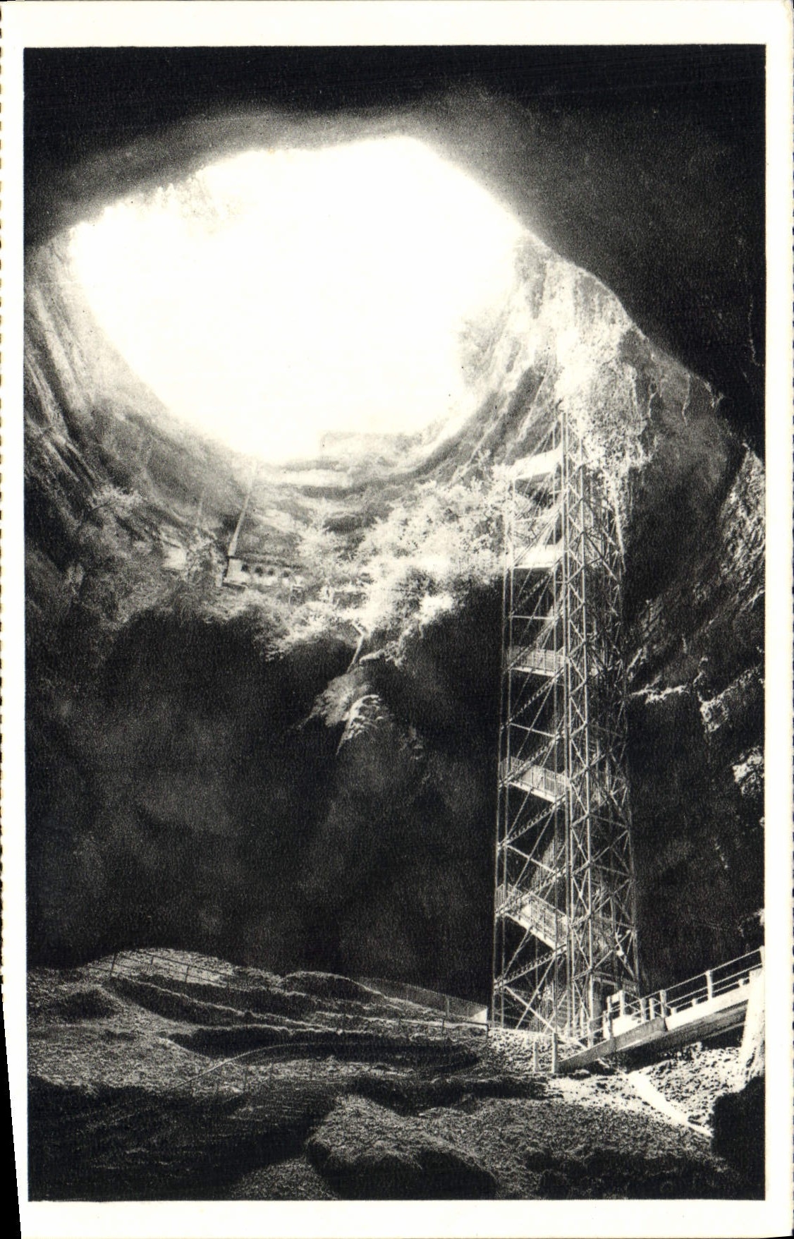 CPA Padirac L'orifice du gouffre vu d'en bas 