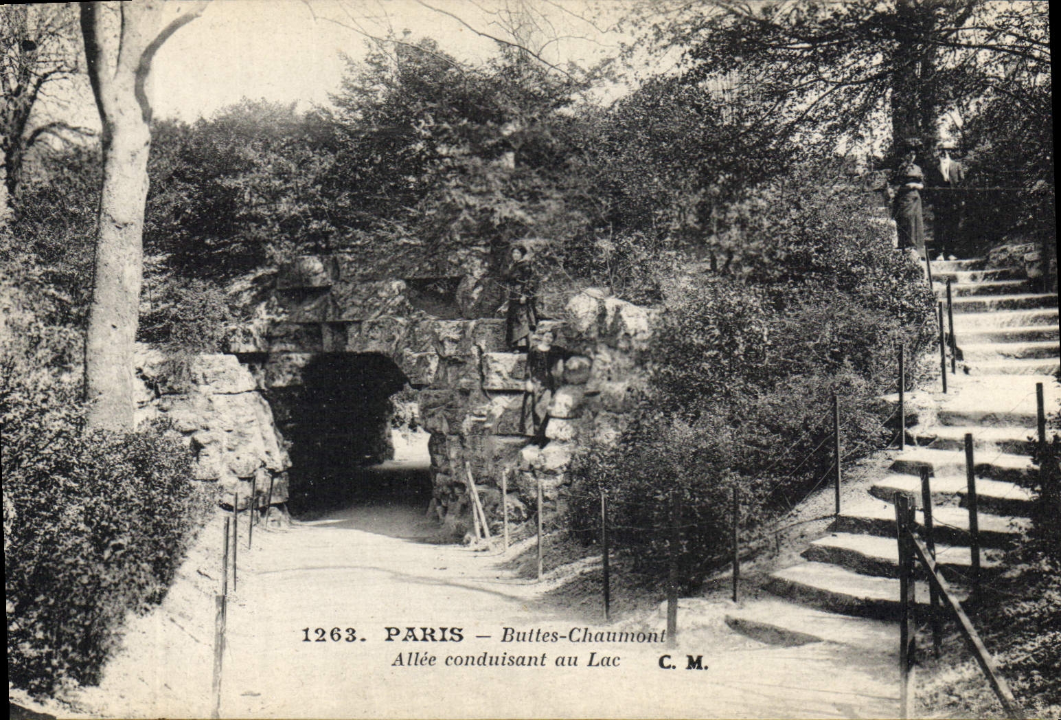 CPA Paris Buttes Chaumont Allee conduisant Au Lac 