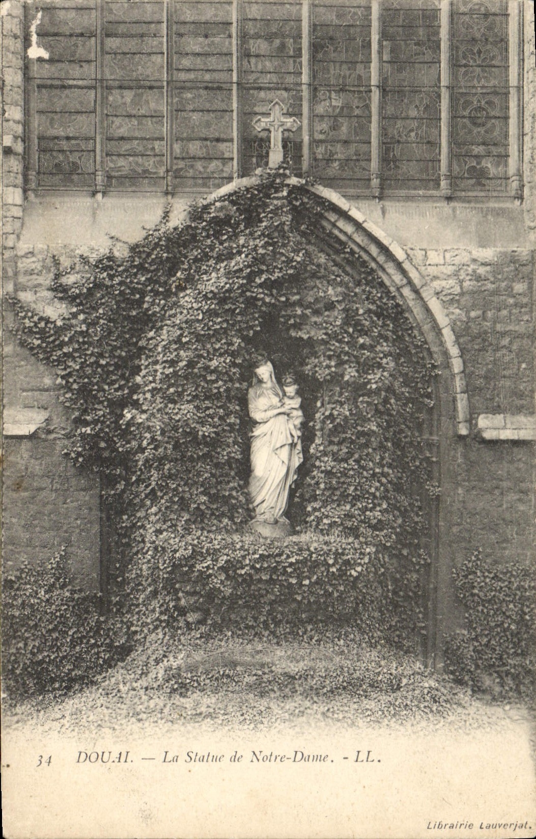 CPA Douai La Statue de Notre Dame 
