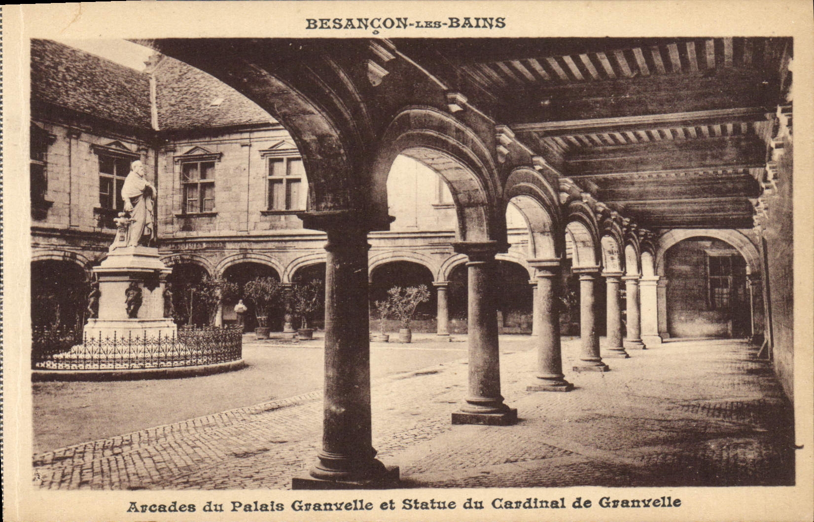 CPA Besancon les Bains Arcades du Palais Granvelle et Statue du Cardinal de Granvelle