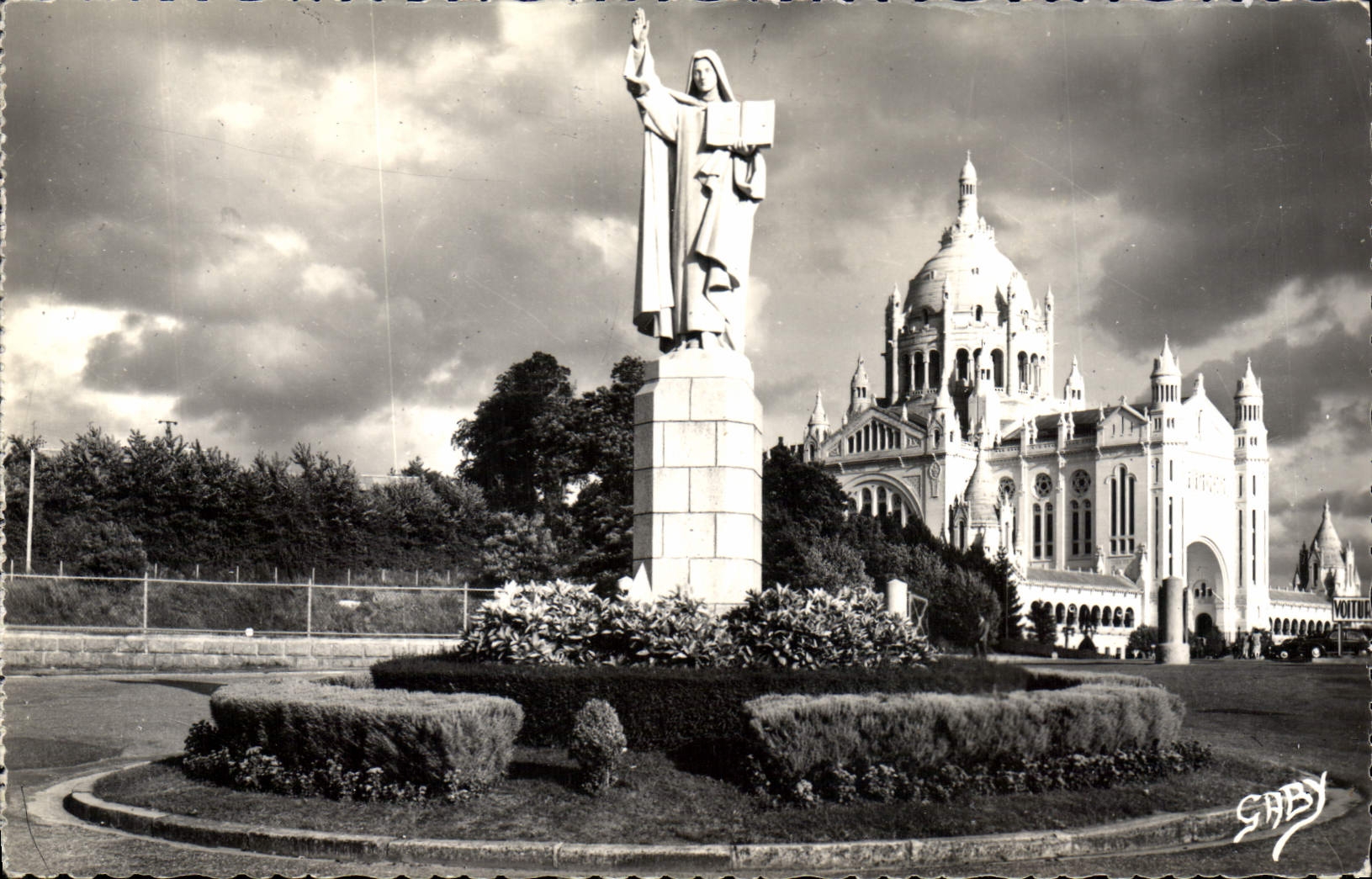 CPA Lisieux Calvados Statue de Sainte Therese et la Basilique 