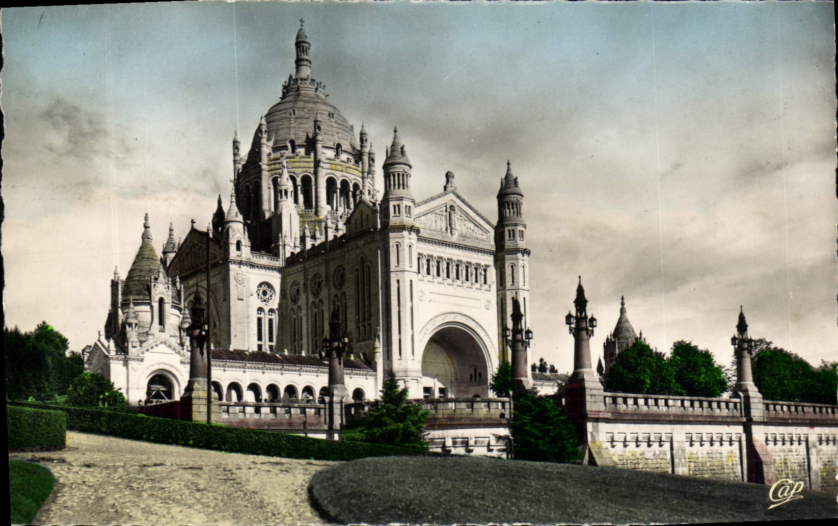 CPA Lisieux Vue vers la Basilique 