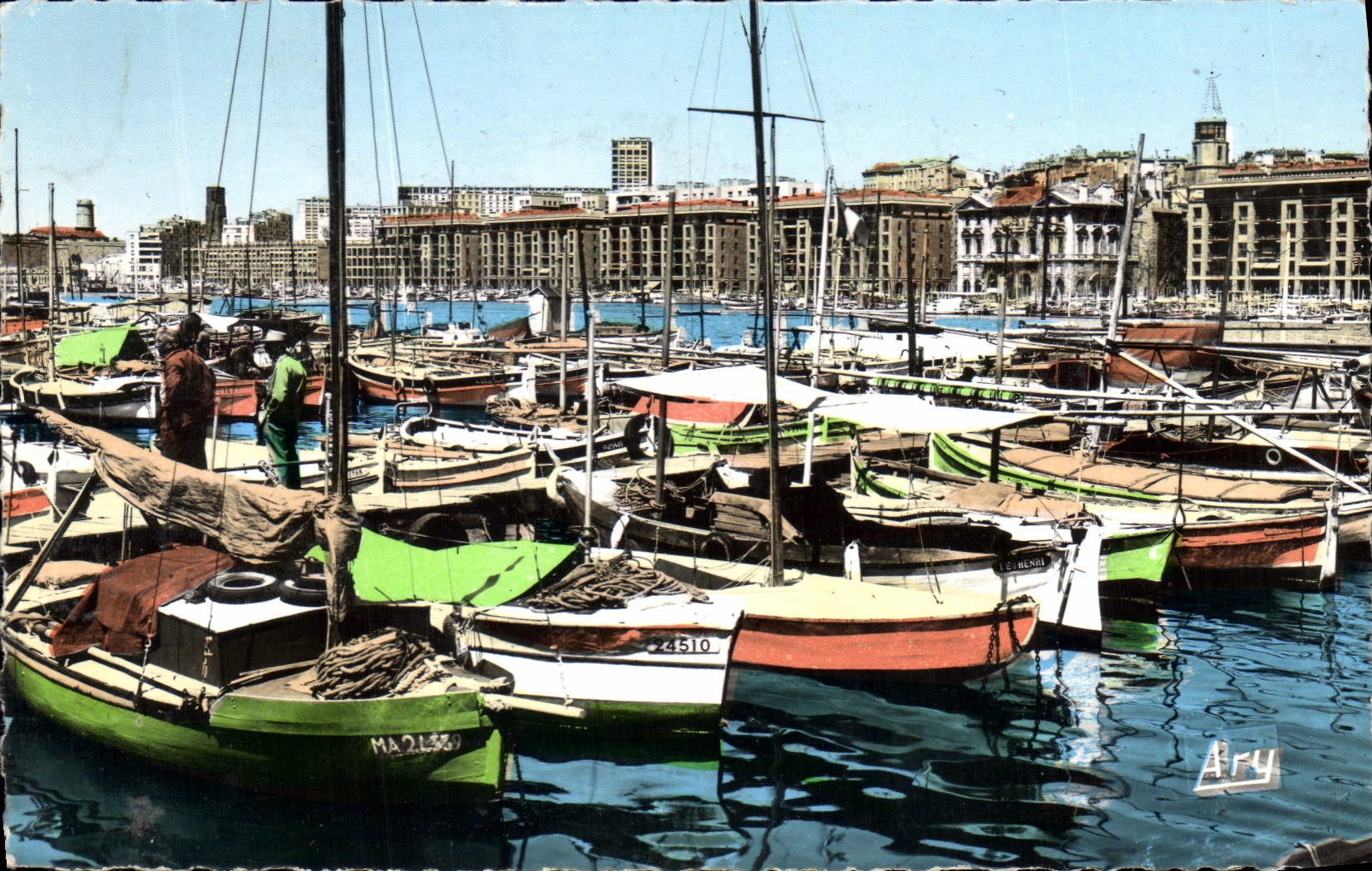 CPA Marseille Le Quai du Port et la Mairie