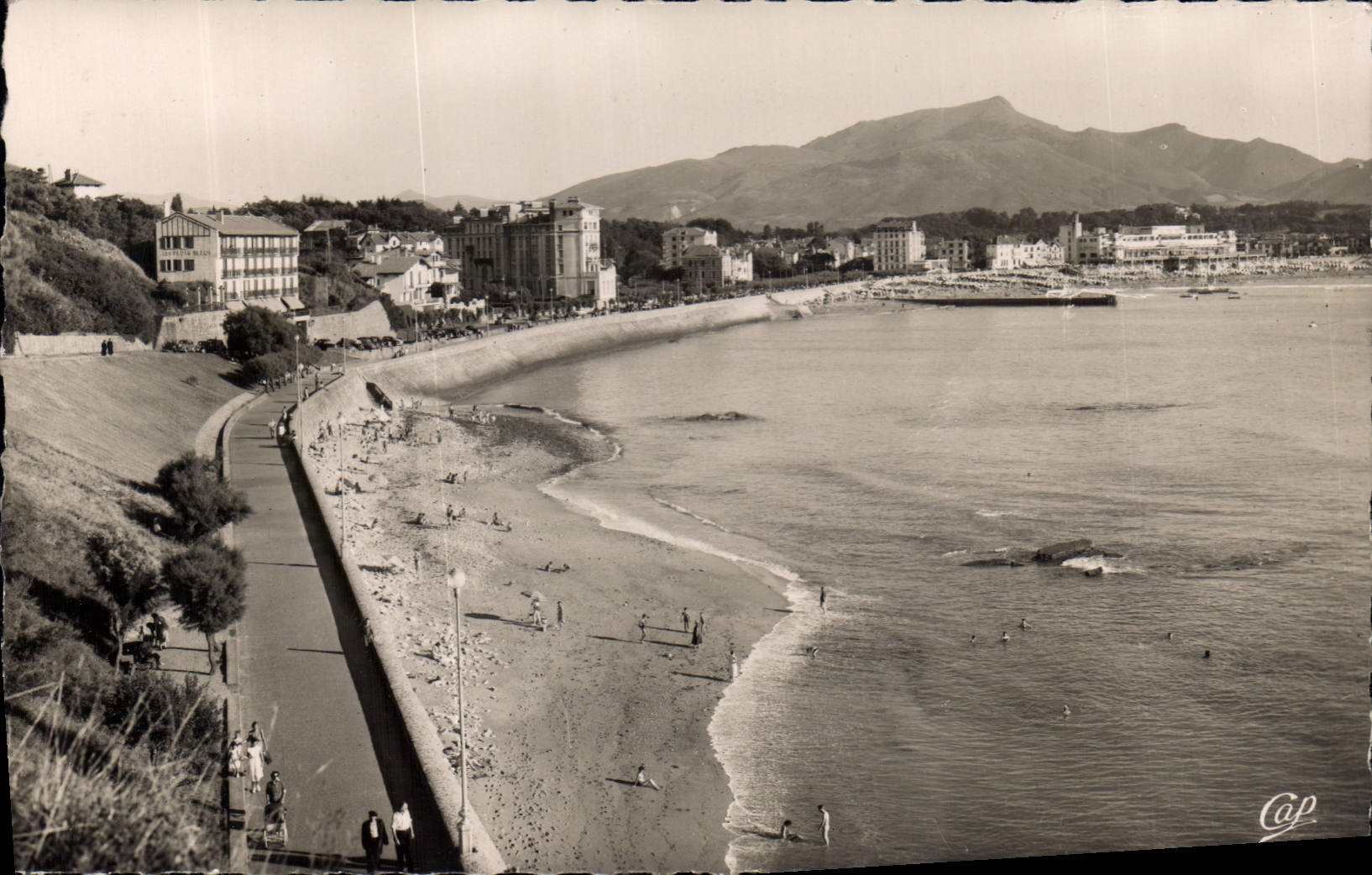 CPA St Jean de Luz La Plage La Rhune La Promenade de la Pointe Ste Barbe 