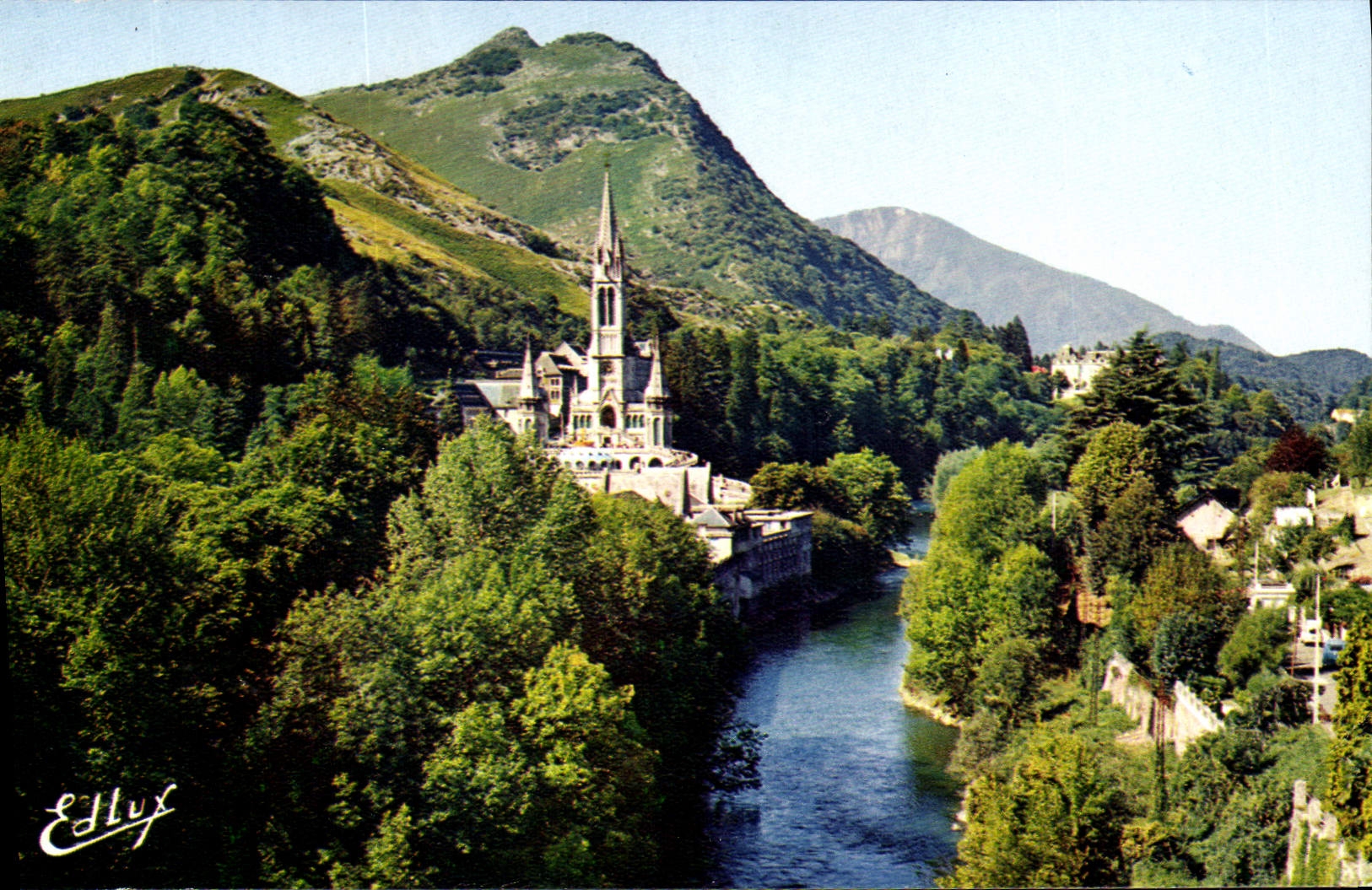 CPA Lourdes La Basilique et le Gave Vue prise de l'Hotel Bethanie 