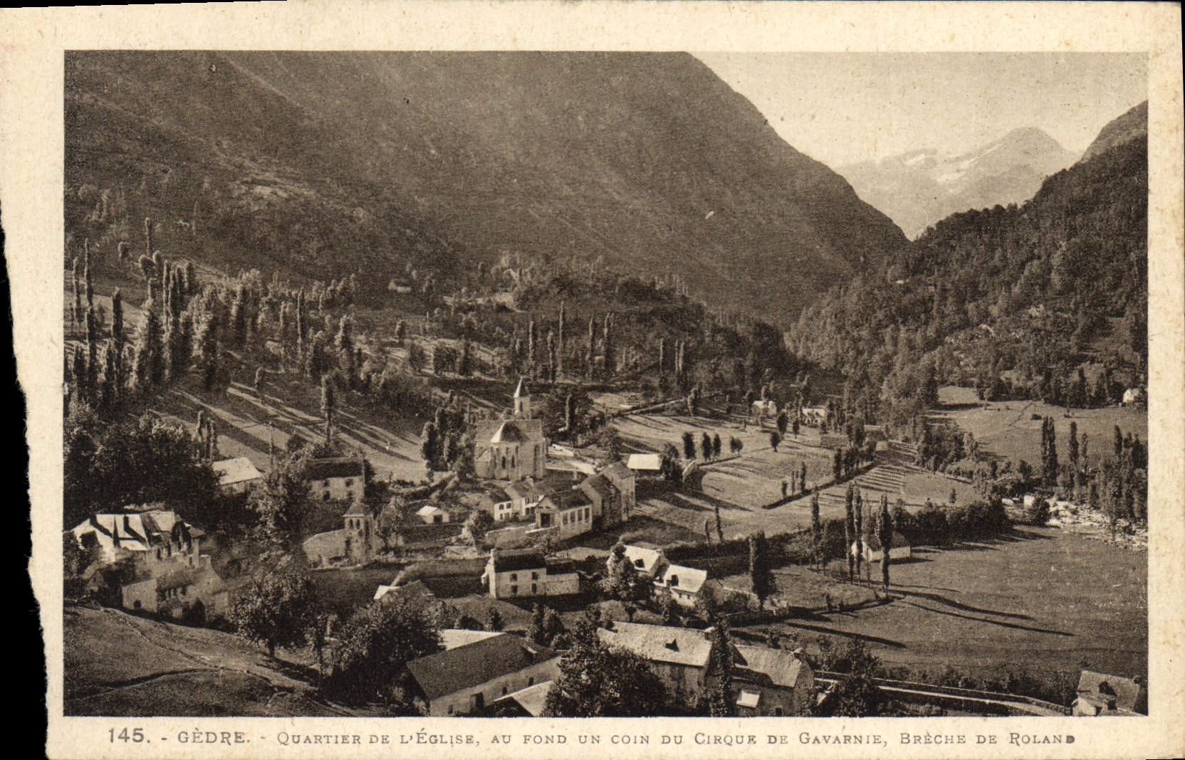 CPA Gedre Quartier de l'Eglise au fond un coin du Cinque de Gavarnie Breche de Roland 