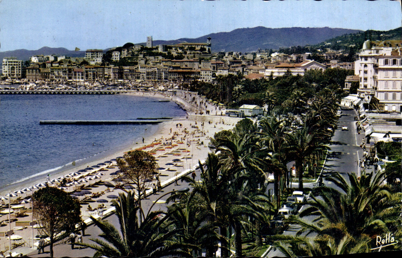 CPA Cannes Am La Plage et le Boulevard de ls Croisette au fond le Suquet 