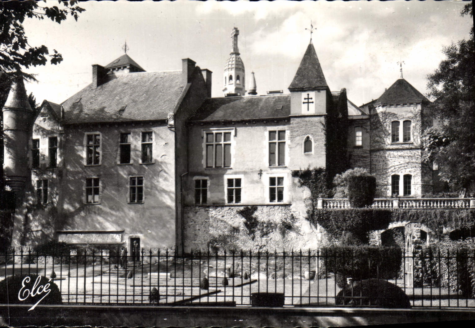 CPA Vichy Allier Le Musee Ancien Castel Franc 
